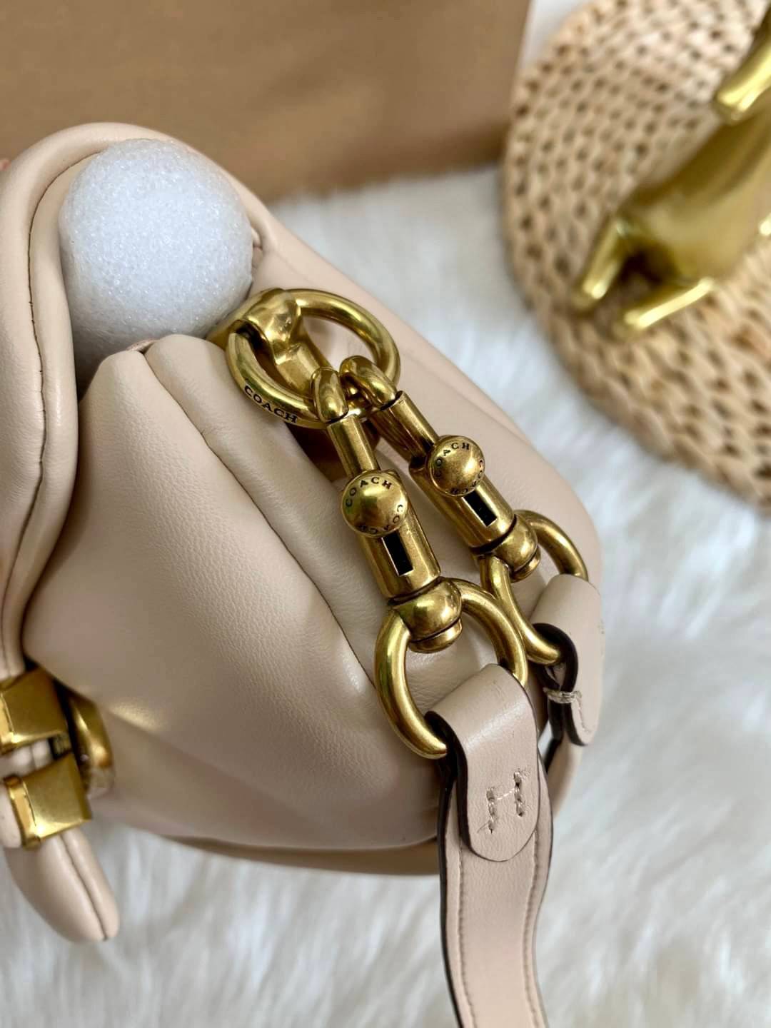 สีที่ขายดีที่สุด เหลือจากจองไม่กี่ใบนะคะ😁 COACH PILLOW TABBY SHOULDER BAG 18 ((C3880)) พร้อมส่งที่ไทย คุณภาพเกินราคา! กระเป๋าหิ้ว//สะพายแบบครอสบอดี้ร์ 🔺หนัง nappa หนานิ่ม นุ่มมากๆ รุ่นใหม่ล่าสุดค่ะ!