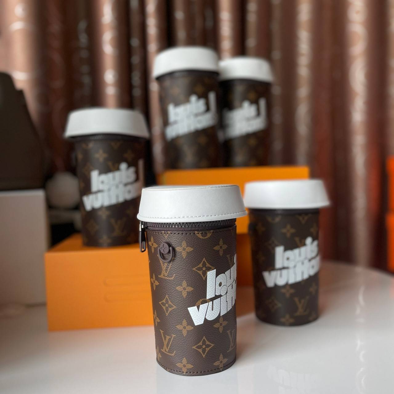 LOUIS VUITTON COFFEE CUP limited งานหนังแท้สวยมาก ใส่โทรศัพท์ได้ มีพื้นที่ว่างให้ใส่กระเป๋าตังค์ยาวได้อีกด้วย น่ารัก เก๋ๆ คูลๆ เลยค่าา
