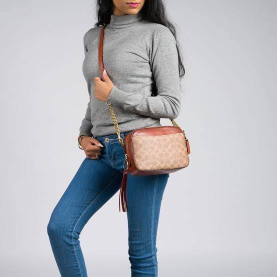 COACH CROSSBODY BOX BAG กระเป๋าสะพายข้าง crossbody วัสดุหนัง pvc. หนังนิ่ม คุณภาพดี ลาย signature brand ตัดขอบหนัง ด้านหน้า/ หลังมีช่องเเล็ก เปิดปิดกระเป๋าแบบซิป ภายในกว้าง ใส่ wallet ขนาดกลาง มือถือได้ทุกรุ่น และของใช้จุกจิกได้ พร้อมสายสะพายแบบโซ่ต่อหนัง