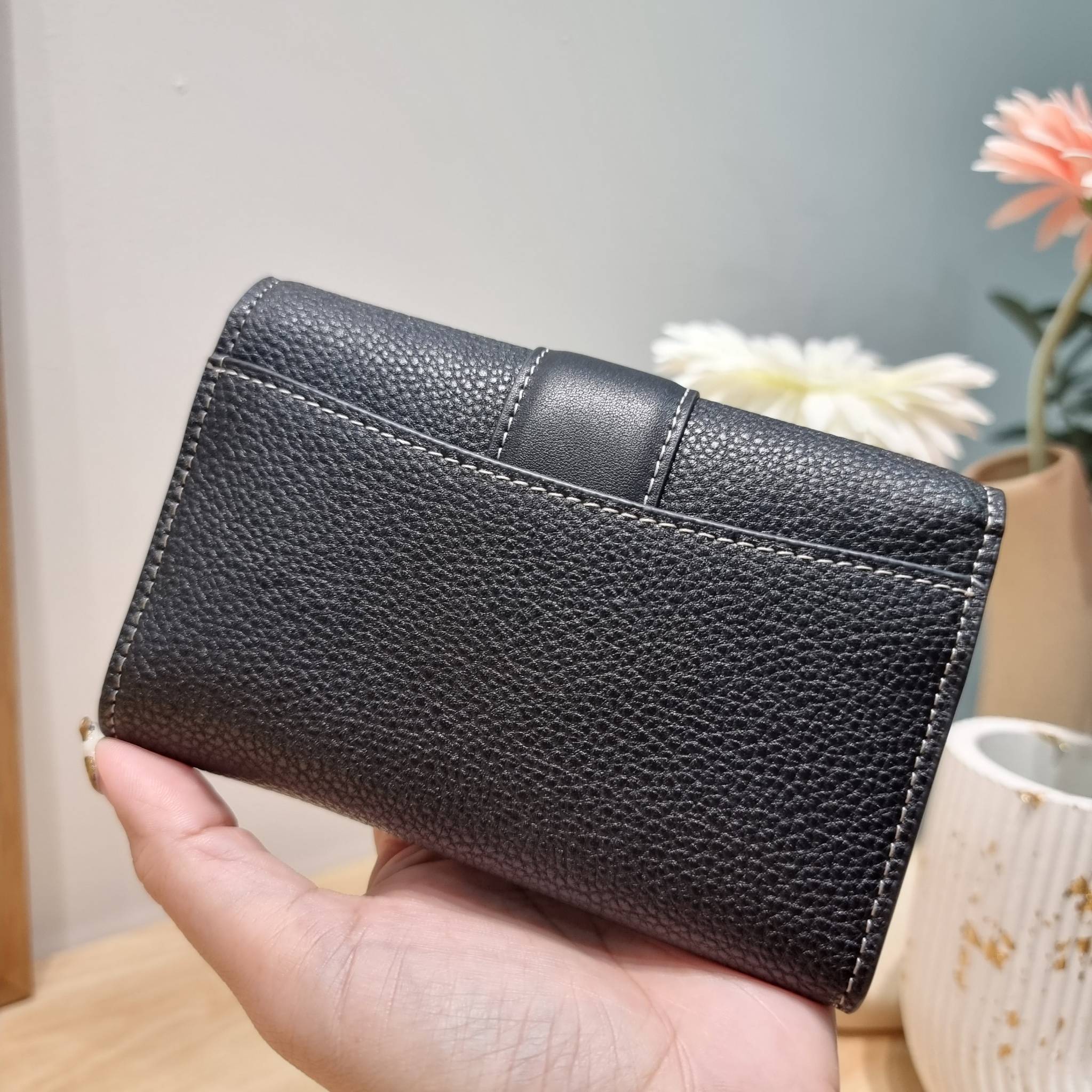 COACH MEDIUM GRACE WALLET IN SIGNATURE CANVAS CC061 CC060 CC059 พร้อมส่ง 5 สี กระเป๋าสตางค์ใบกลาง ดีไซน์หรู โดดเด่นด้วยโลโก้สไตล์วินเทจ คลาสสิค โทนสีใช้งานง่าย