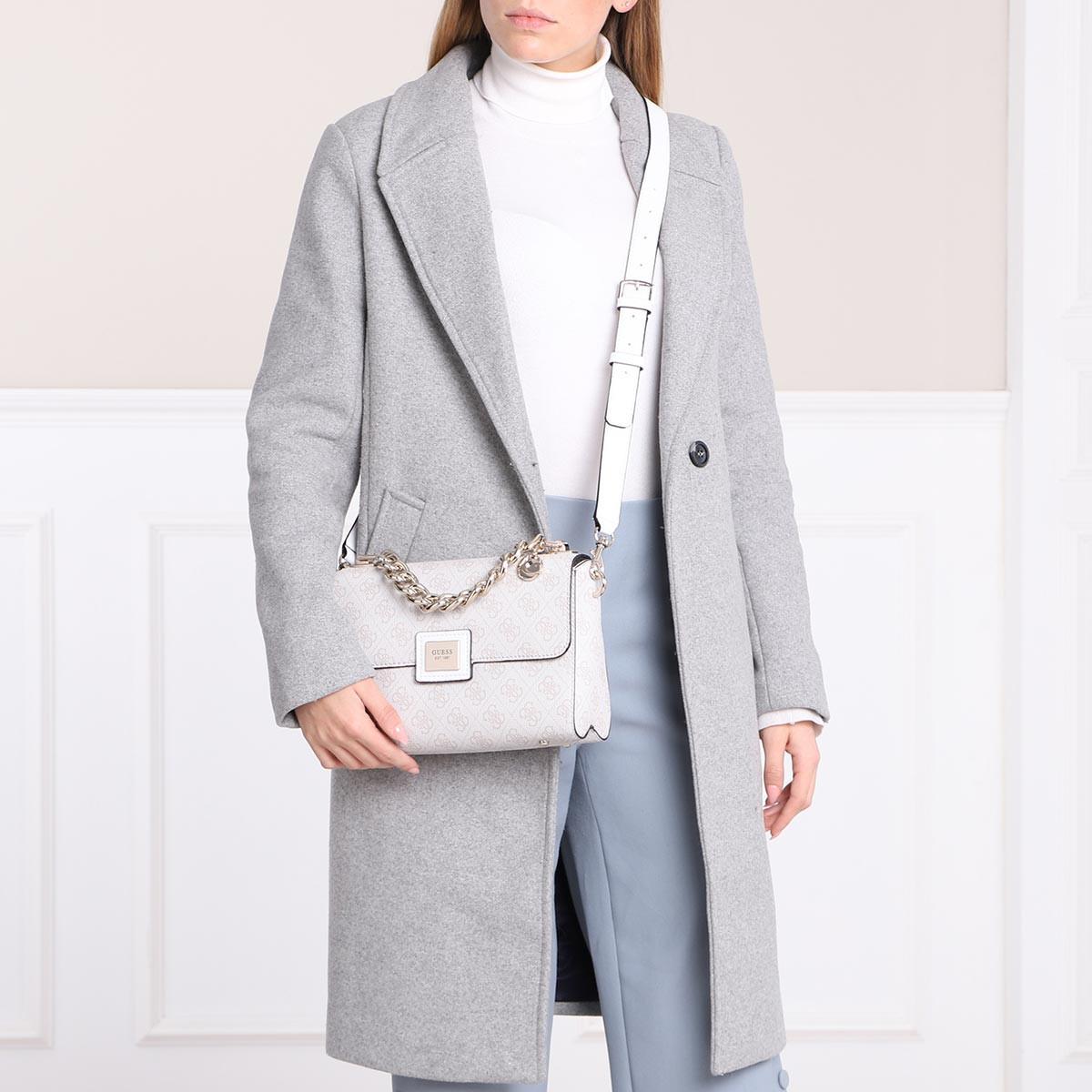 ราคาปังปิ๊นาศ (!!) มากแม่ 💕 GUESS Candace Top Handle Flap Bag กระเป๋าสะพาย Crossbody / คล้องแขน ถือออกงานได้ ทรงน่ารัก จากแบรนด์ GUESS สวยอยู่ทรง ขนาดกำลังดี น้ำหนักเบา ด้านหน้ามีโลโก้แบรนด์อะไหล่ทอง มีอะไหล่โซ่ห้อยด้านหน้าสามารถคล้องแขนและถือได้ 