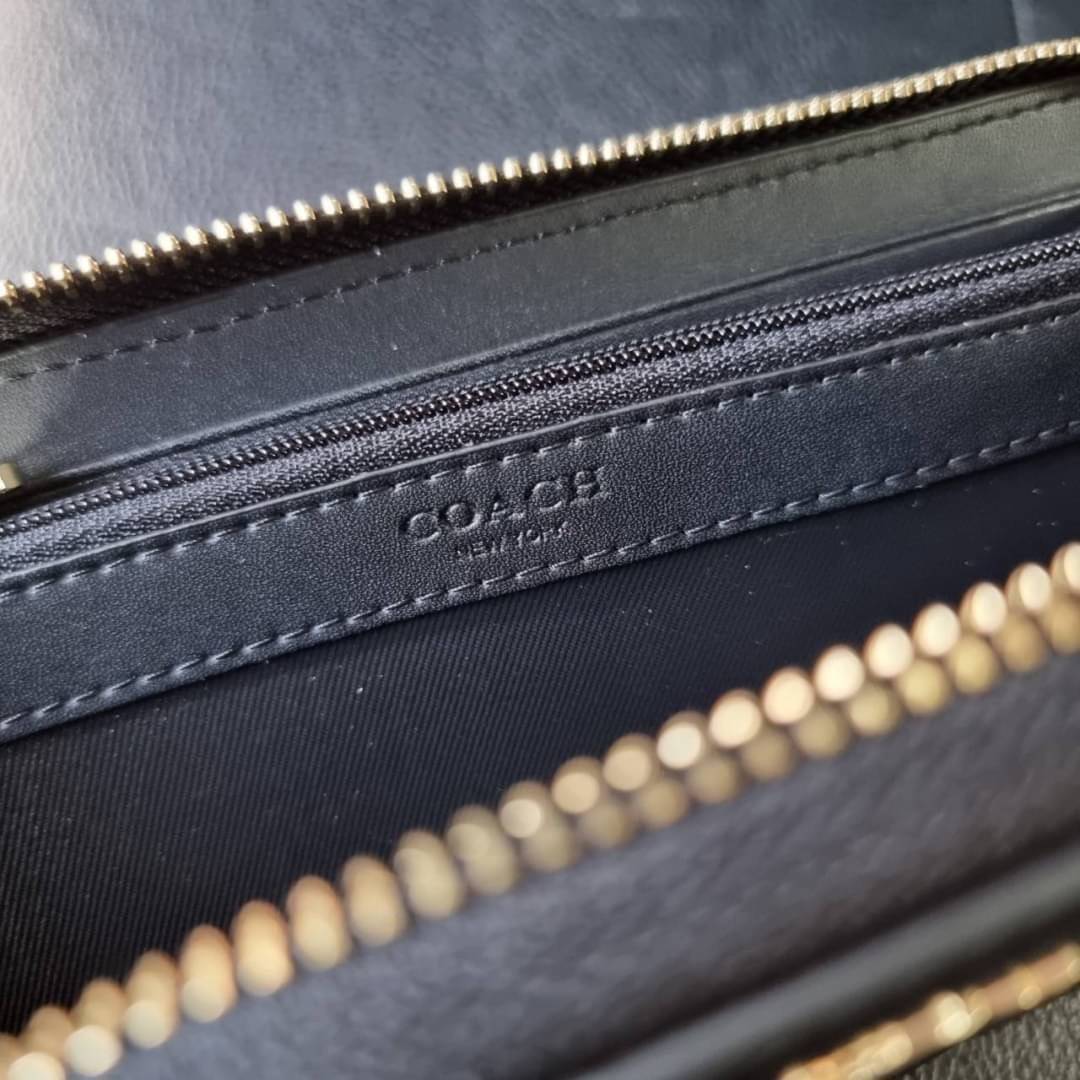 COACH F54630 ACCORDION ZIP WALLET IN SIGNATURE COATED CANVAS WITH LEATHER STRIPE กระเป๋าสตางค์ใบยาวรุ่นคลาสสิค คัดสีขายดีมาให้กันเลยจ้า ♥️ วัสดุหนังแคนวาสเคลือบลาย เปิด-ปิดด้วยซิปรอบ รูดใช้งานง่าย ใส่บัตรได้ มีช่องซิปใส่เหรียญ ใส่มือถือได้ พกใบนี้ใ
