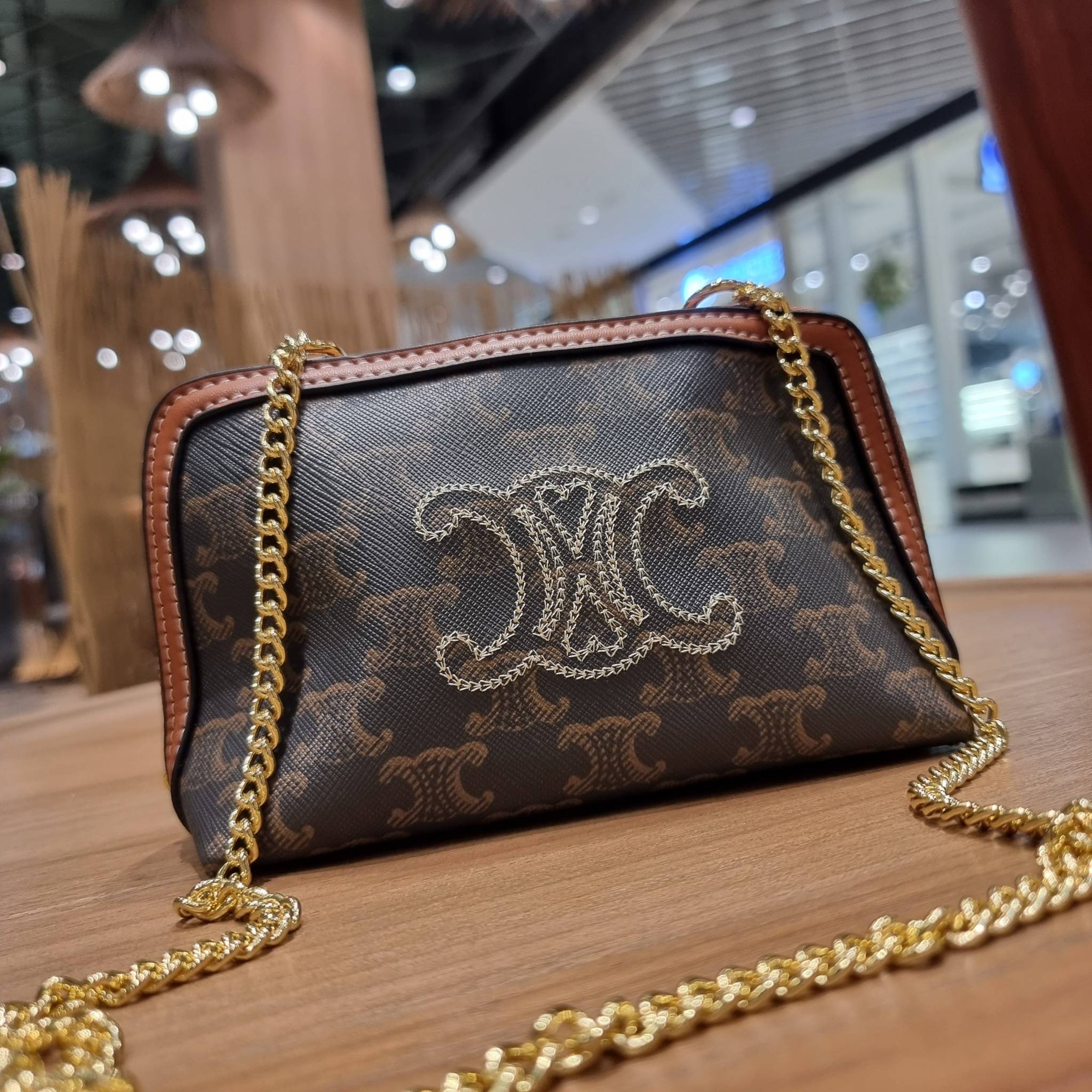 CELINE CLUTCH WITH CHAIN IN TRIOMPHE CANVAS WITH TRIOMPHE HEART EMBROIDERY กระเป๋าสะพายกึ่งคลัทช์ มินิไซส์ เอาใจสาวๆสายสะดวก!! พกพาง่าย สะพายกำลังสวย วัสดุหนังแคนวาส ดีไซน์ใหม่ โลโก้ลายปัก ดีเทลเดินด้ายรูปหัวใจ คิ้วท์ไปอี้ก!! เปิด-ปิดด้วยซิป ภายในโล่ง ใส่