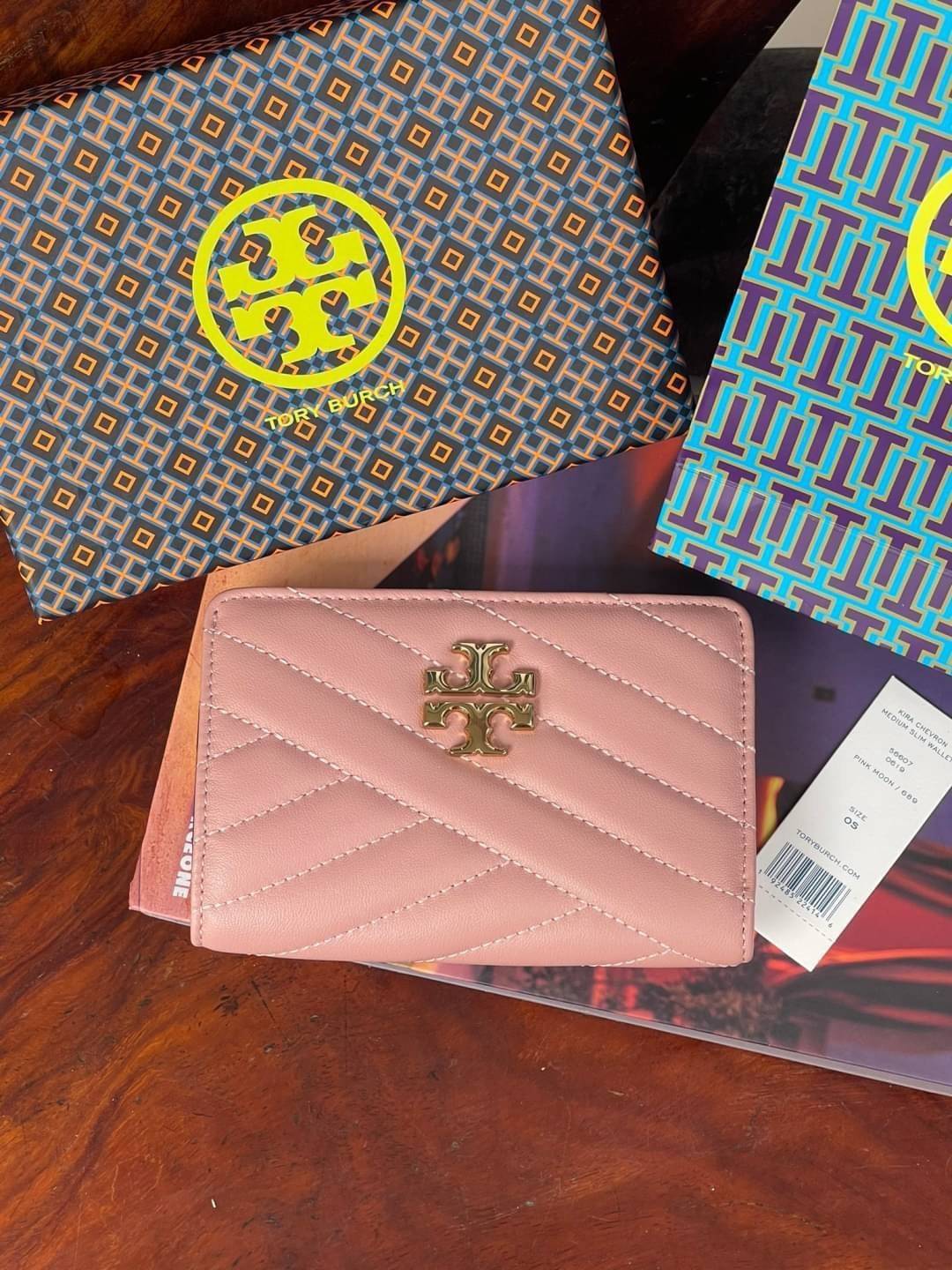 ของแท้ 💯% 】Tory burch kira chevron medium slim wallet กระเป๋าสตางค์หนังแกะขนาดmedium size การตัดเย็บหนังแกะแสนนุ่มแบบลายบุสองชั้น สัมผัสนุ่มควบคู่กับดีไซน์อันเป็นเอกลักษณ์ ดูแพงด้วยโลโก้ด้านหน้าสีทองสวยหรู