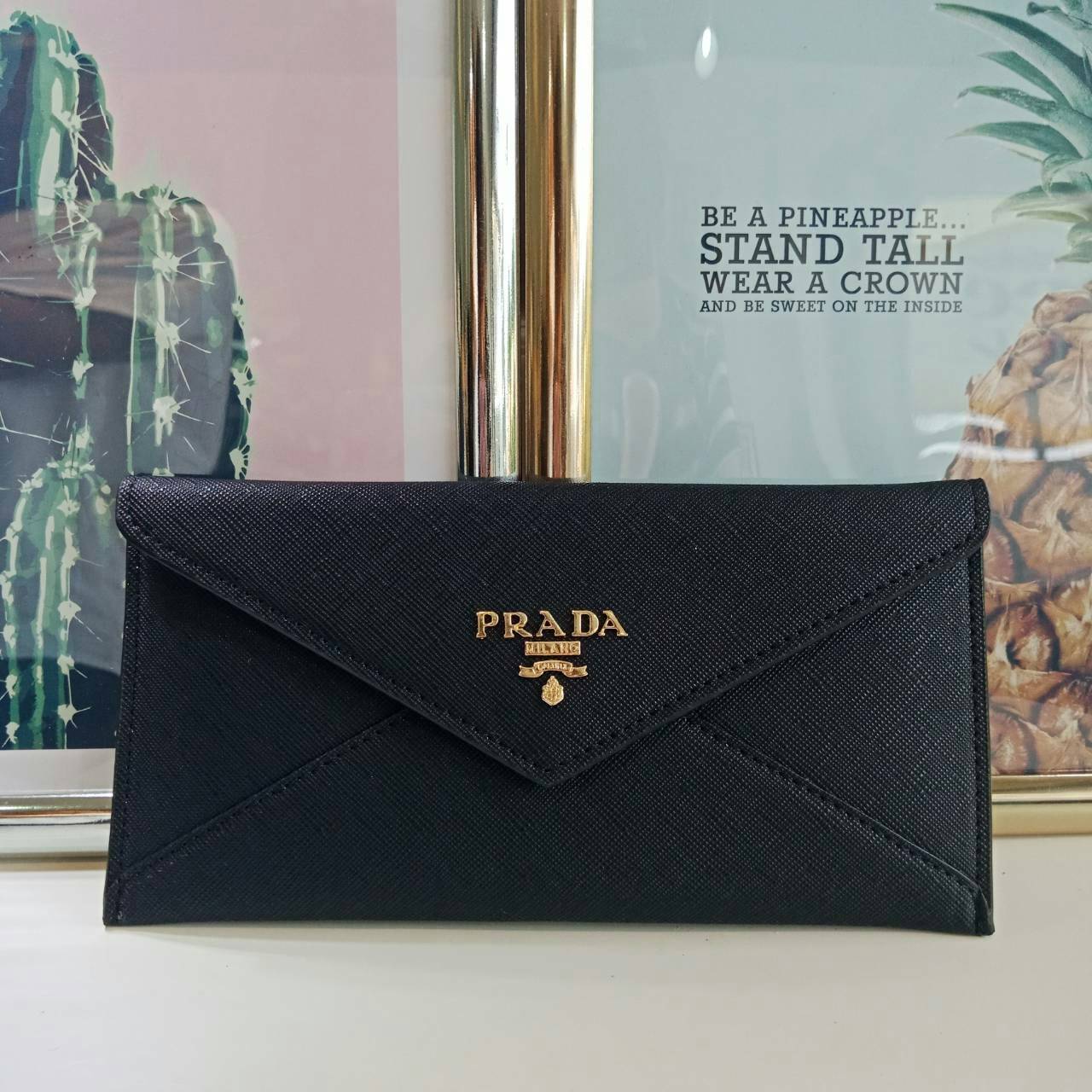 กระเป๋าสตางค์ยาว **ทรงหรู จากงานพรีเมี่ยมกิ้ฟ จากเคาเตอร์ต่างประเทศ จากแบรนด์ PRADA ลายหนัง saffiano ของแท้ 100% เปิดปิดฝาพับ มีช่องใหญ่1ช่อง ช่องใส่บัตร 3 ช่อง ใส่ได้ถึงแบงค์พัน หรือจะใส่มือถือได้ถึง Iphone+ และช่องซิปใส่ของจุกจิกด้านหลังน้ำหนักเบา จับถน