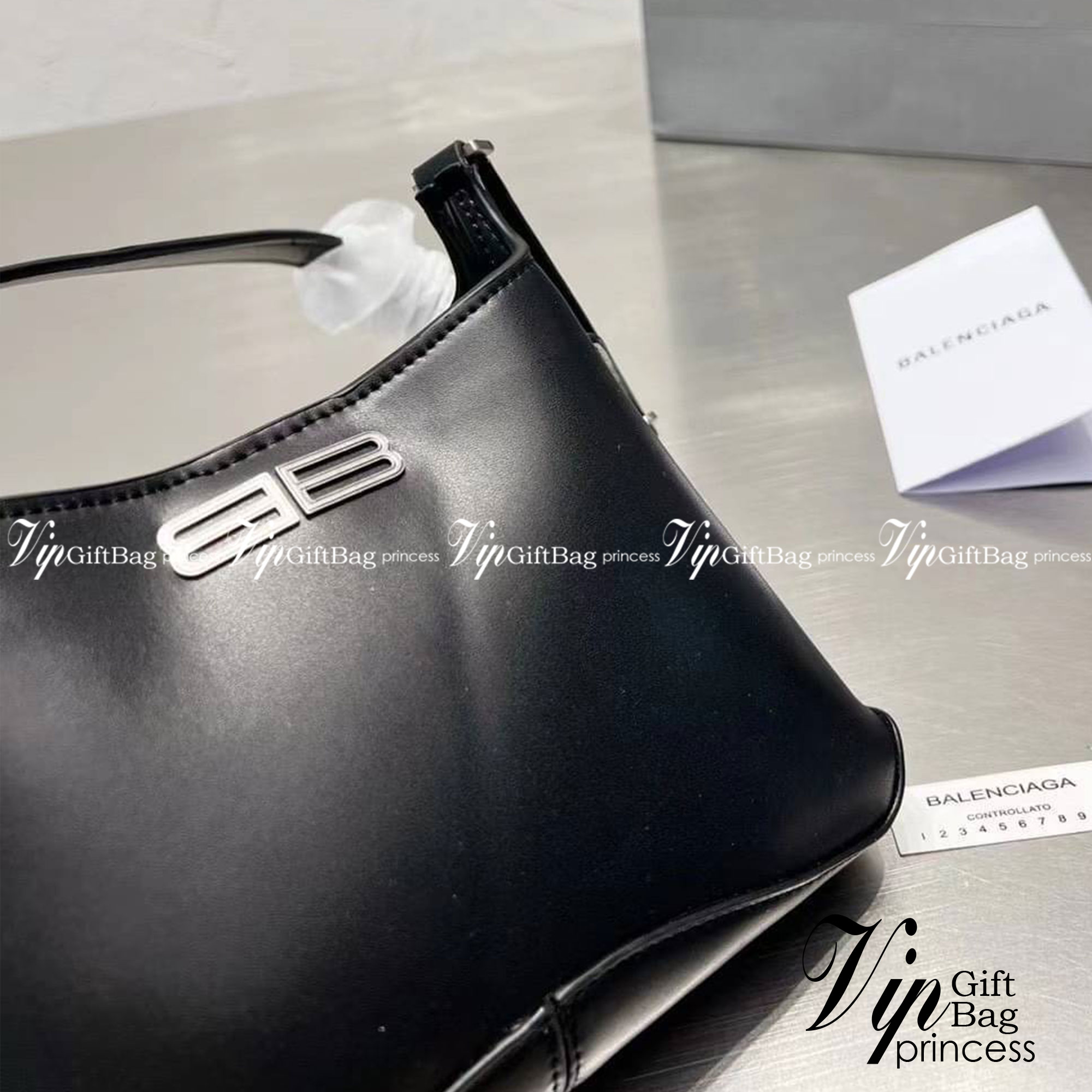 BALENCIAGA xx Small Hobo Bag / BALENCIAGA hobo Bag สุดหรูกับกระเป๋าสะพายทรงโท้ท ไซส์มินิ เรียบหรู ดูแพงมาก สีลูกคุณมากๆ!! ผิวสัมผัสดี ภายในโล่ง จุของได้เยอะ เป็นอีกหนึ่งไอเท็มแนะนำ ที่ไม่อยากให้พลาดเลยจ้า