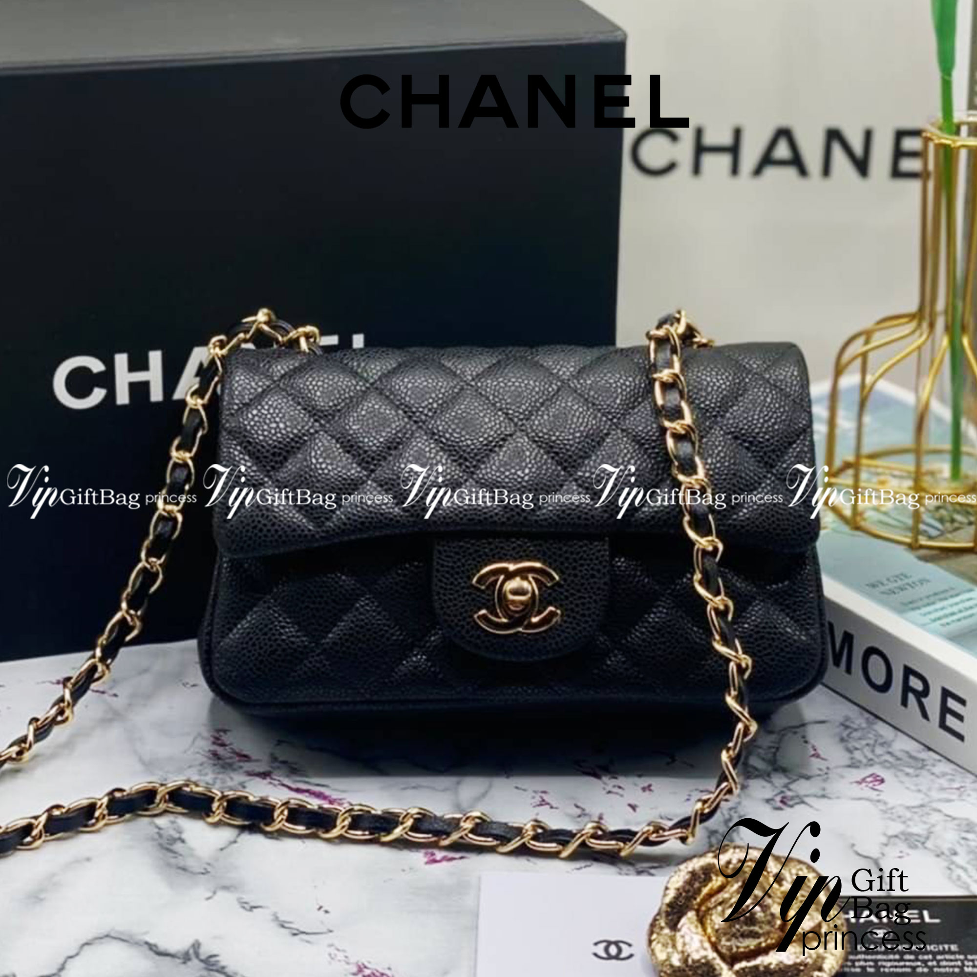 หนังแท้ CHANEL classic 8" black caviar รุ่นยอดนิยมไอเท็มฮิตวัสดุหนังคาเวียร์สวยคลาสสิค ด้านหน้ามีโลโก้แบรนด์อะไหล่ทอง/เงินสวยหรู ภายในสีแดงเบอกันดี้ เป็นใบยอดนิยมของสาวๆ เลยค่าา พร้อมส่งที่ไทยไม่ต้องรอพรีฯ สาวก Chanel Must Have! นะคะ