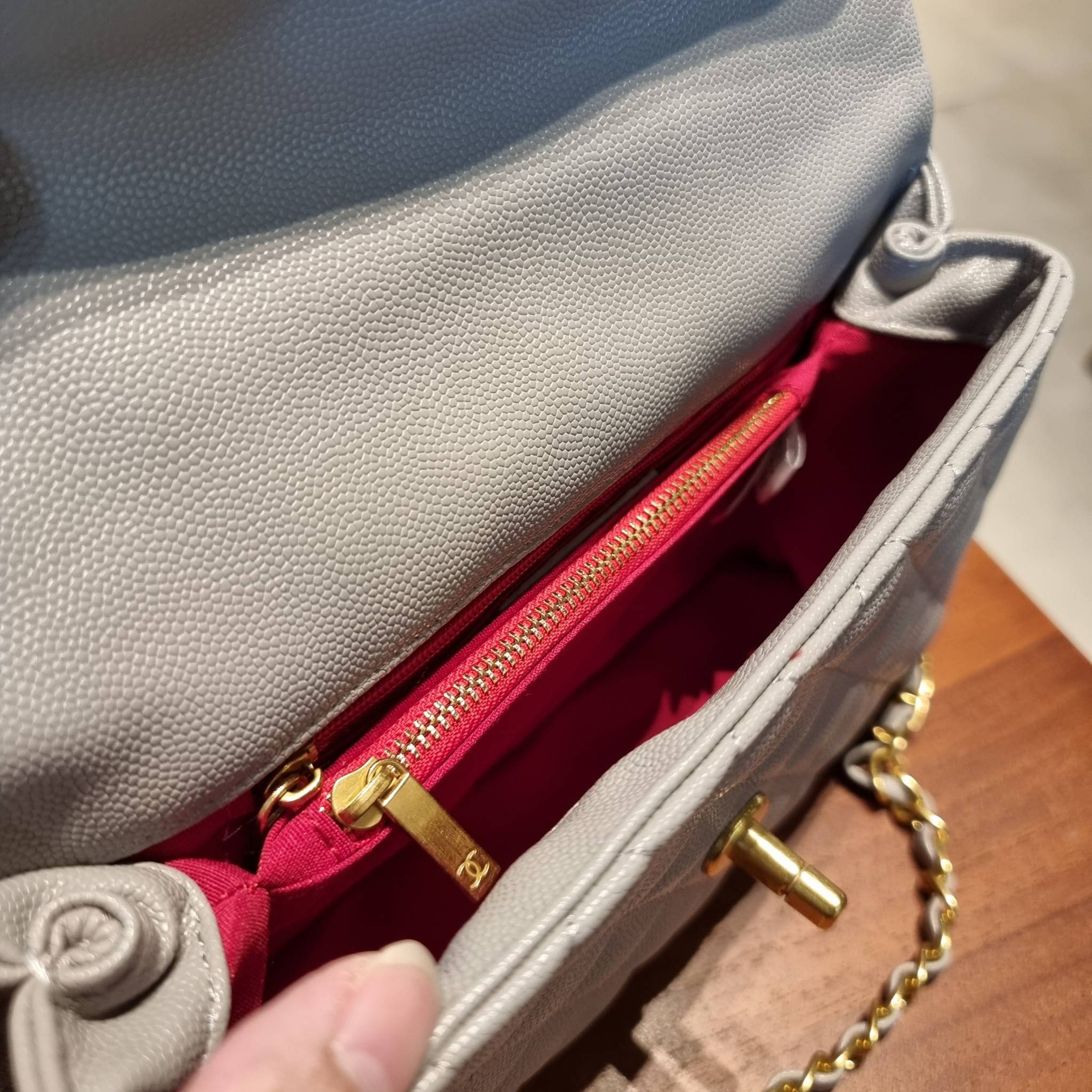 VIP 】รุ่นยอดฮิตตลอดกาล ไซส์กำลังสวย!! จากแบรนด์ Chanel กระเป๋าถือ/สะพาย หนังลายคาเวียร์ โลโก้เด่นชัด เปิด-ปิดกระเป๋าด้วยตัวบิดล็อค อะไหล่สีทองหรู ทรงสวยผู้ดี ภายในกระเป๋ามีช่องโล่งกว้างจุของได้พอสมควร มีช่องซิปแบ่งสัดส่วน ด้านหลังมีช่องเก็บของจุกจิกอีก 1 