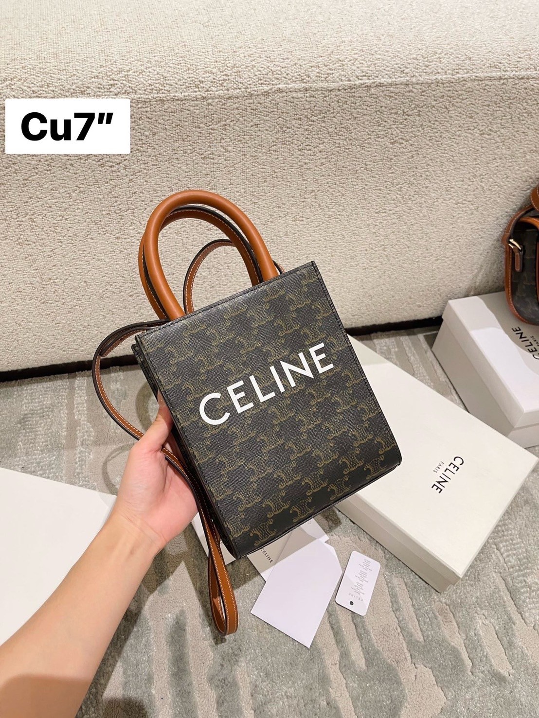 CELINE Vertical Cabas bag in Triomphe canvas ใหม่พร้อมเสิร์ฟ กับกระเป๋าสะพายทรงโท้ท ไซส์มินิ ขนาดกำลังสวยพอดี สะดวกพกพา โดดเด่นด้วยโลโก้เพิ่มดีเทลความแพงไปอีก
