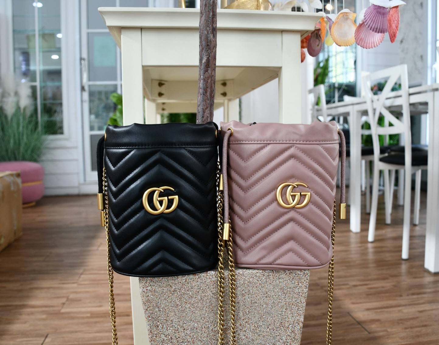 VIP 】Gucci GG Marmont mini bucket bag กระเป๋าสะพายข้าง Premiumgift วัสดุหนังแท้ ด้านในโล่ง มีช่องใส่บัตร3ช่อง ใส่กระเป๋าตังค์ ใส่โทรศัพท์ Iphone+ ได้ สายโซ่ยาว Crossbody ได้ ถอดสายได้ น้ำหนักเบา มาพร้อมถุงผ้าแบรนด์ ใบนี้คือที่สุด คุณหนูมากมาย ไม่ควรพลาดเล