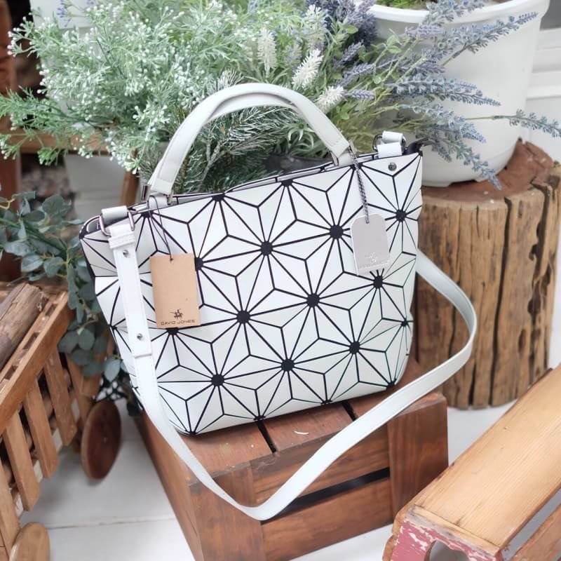 รุ่นขายดี ' Matte Color ' ✨✨ สีด้าน มีให้เลือกถึง 4 สี 🍭🍭แถมยังลาย Limited edition หายาก 👍ปรับทรงได้ 2 แบบ น่ารักมาก จากแบรนด์ David Jones กระเป๋าสะพายข้างดีไซน์เกร๋มาก สีสวยหรูมาก ขนาดกะลังดีเลย น้ำหนังเบาม