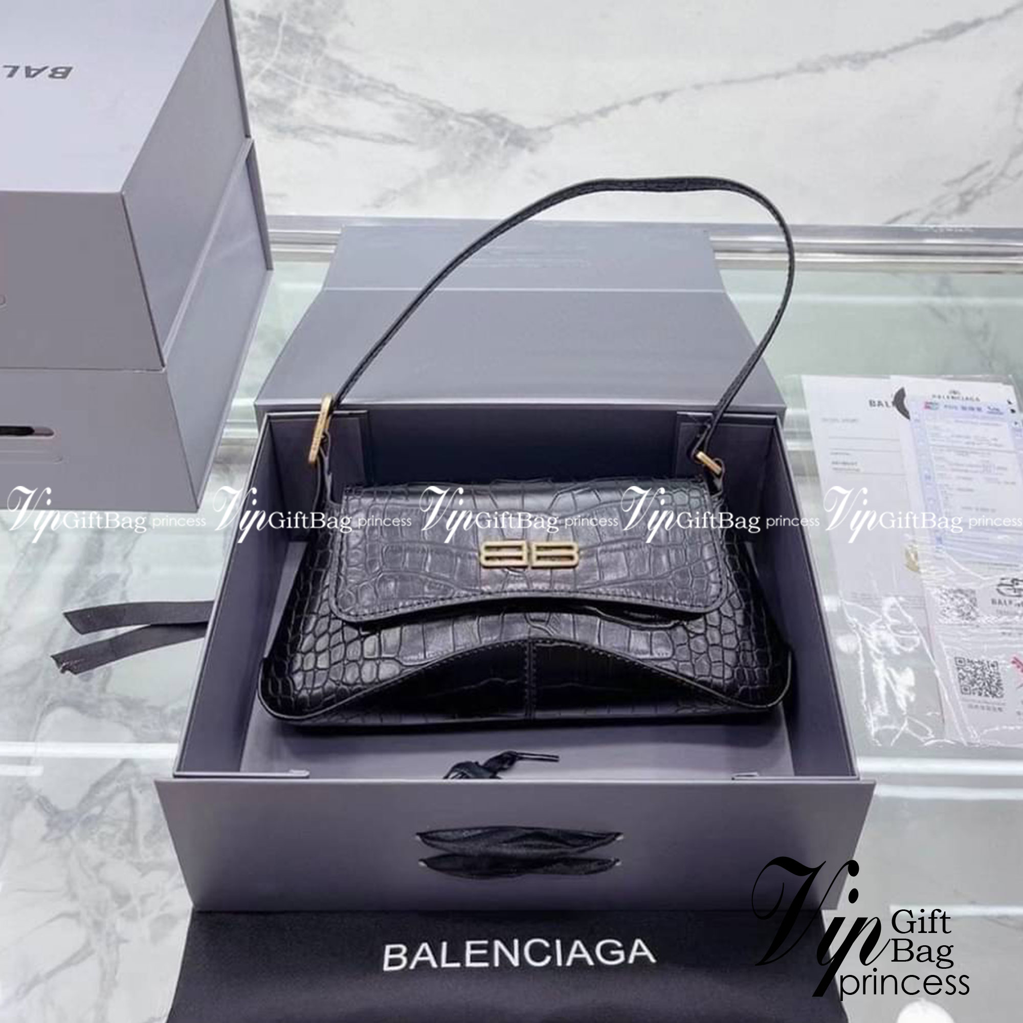 BALENCIAGA XX Small Flap leather shoulder bag กระเป๋าสะพายดีไซน์สวยเลิศ!! ไม่ซ้ำ เอกลักษณ์ที่โดดเด่นด้วยรูปทรง และขนาดที่กำลังเหมาะใช้งาน พร้อมดีไปหมด!! เปิด-ปิดด้วยกระดุมแม่เหล็ก ภายในกระเป๋าเป็นช่องโล่ง ใส่ของสำคัญจุกจิกพอได้ พกพาได้แบบไม่ต้องเยอะ สายสะ