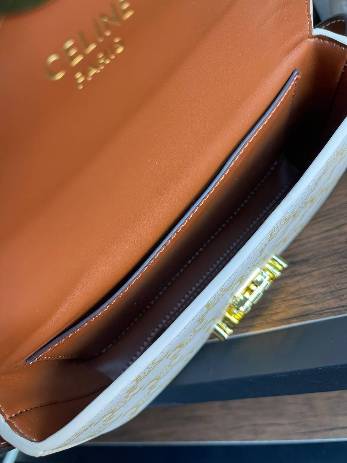 VIP 】CELINE TRIOMPHE SHOULDER BAG IN TRIOMPHE อีกหนึ่งผลงานการออกแบบของ Hedi Slimane ที่ได้ดึงเอาเอกลักษณ์ต่าง ๆ ของ CELINE ออกมาและทำการตีความหมายใหม่จนได้กระเป๋าเรียบหรูและดูทันสมัย ให้คุณเลือกสะพายในชีวิตประจำวันเข้ากับการแต่งตัวสบาย ๆ หรือจะสะพายออกงา