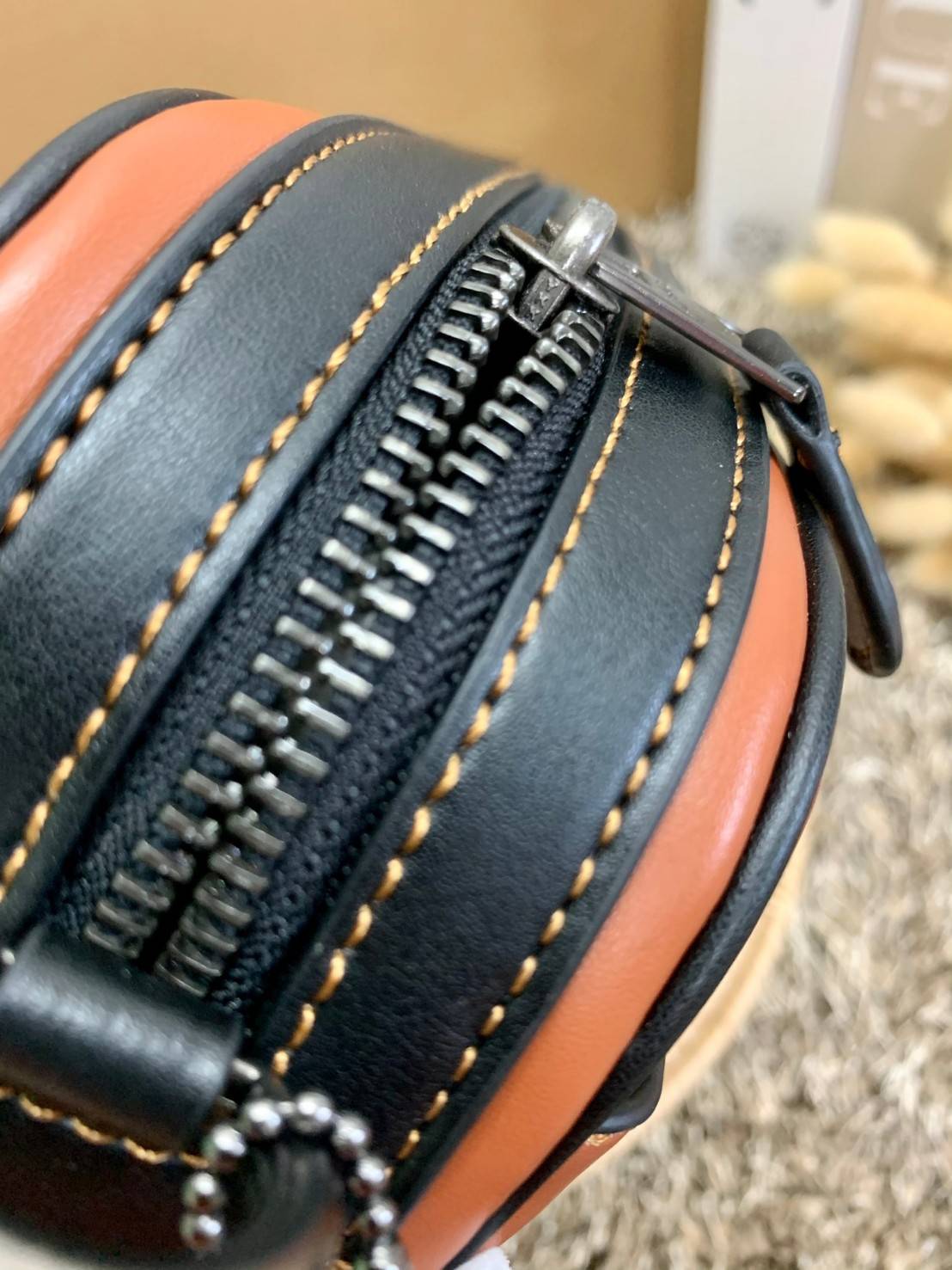 3สีเข้าใหม่งานคุณภาพอีกแล้วคับท่านน ทั้งสี ทั้งหนังสวยมากๆค่าา!! COACH GRAHAM CROSSBODY BAG ((39946)) พร้อมส่ง! กระเป๋าสะพายแบบครอสบอดี้ร์ ใช้ได้ทั้งชาย//หญิง หนังแท้อย่างดี เรียบหรูค่ะ ด้านหน้ามีช่องซิปซ่อนให้หนึ่งช่อง ช่องซิปหลักกว้าง ใส่ของจำเป็นได้ครบ