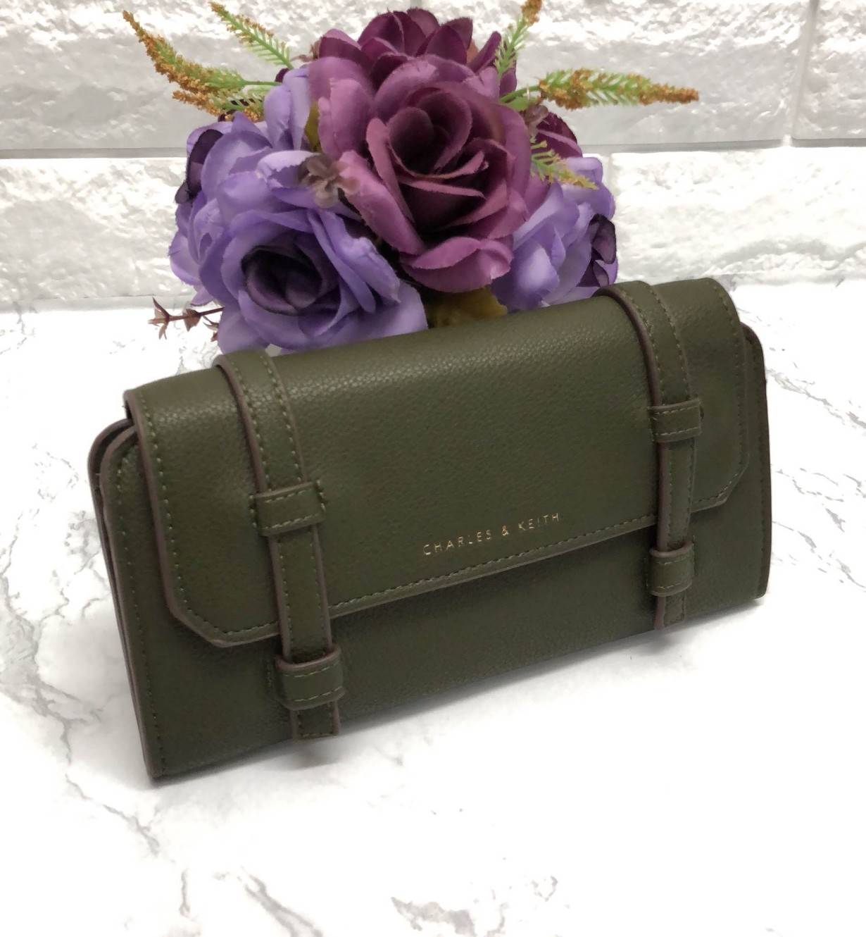 New arrival !!! CHARLES & KEITH STRAP DETAIL LONG WALLET BAG พร้อมส่งกระเป๋าสตางค์รุ่นใหม่ชนช็อป วัสดุหนังคาร์เวียสวย ดีไซน์เก๋แบบสายหนังคาดด้านหน้า เปิดปิดกระเป๋าแบบแม่เหล็ก ภายในมีช่องใส่ธนบัตร และช่องใส่บัตรถึง 10 ช่อง มีช่องซิปกลาง ด้านหลังกระเป๋ามีช่