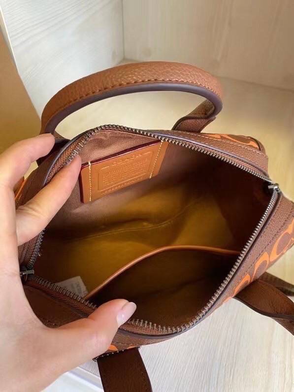 COACH GOTHAM DUFFLE / Coach Gotham 24 travelling bag handbag shoulder bag พร้อมส่ง กระเป๋าทรงหมอนรุ่นใหม่บ่าสุดปี 2022 รุ่นนี้สามารถใช้ได้ทั้งชาย//หญิง หนังแท้อย่างดี นิ่มทรงสวย มากๆค่ะ ภายในกระเป๋าสามารถใส่สัมภาระที่จำเป็นในชีวิตประจำวันได้ครบเลยค่ะ; มีช