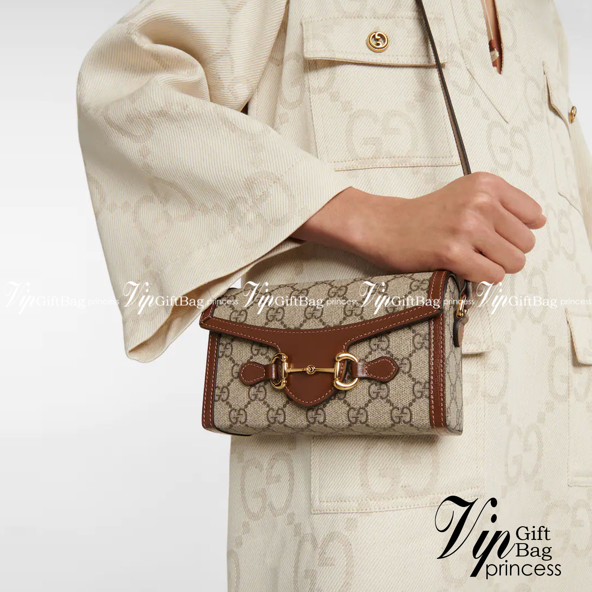 GUCCI HORSEBIT 1955 MINI BAG กระเป๋าสะพาย กระเป๋าใส่โทรศัพท์ ดีไซต์สัญลักษณ์วงแหวนตามแบบฉบับ GG มาพร้อมกล่องแบรนด์และสายสะพายยาวที่สามารถปรับระดับได้ พร้อมส่งให้สะพาย สวยๆ กันแล้ววันนี้ ใบนี้ must have..ค่ะ.!!