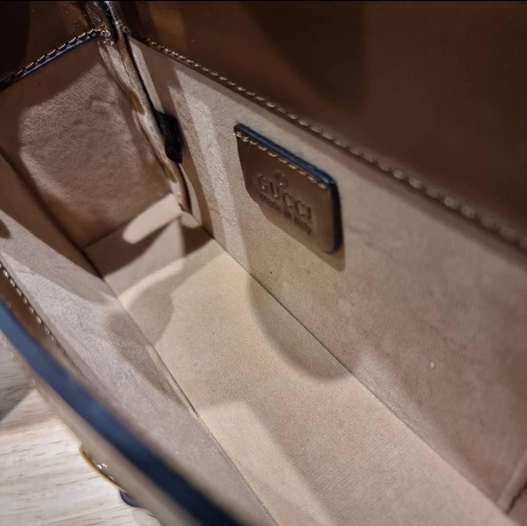 Gucci Horsebit 1955 Mini Bag / GC crossbody horizon mini bag กระเป๋าสะพายข้างขนาดกำลังดี สวยอยู่ทรง วัสดุหนังแคนวาสทนทาน แฝงความหรู เปิด-ปิดฝาสอดพร้อมแม่เหล็กในตัว ภายในเป็นช่องโล่ง ใส่โทรศัพท์ได้ทุกรุ่น พกแทนกระเป๋าสตางค์ ใส่บัตร ใส่ธนบัตรพกง่ายๆก็ได้ สา