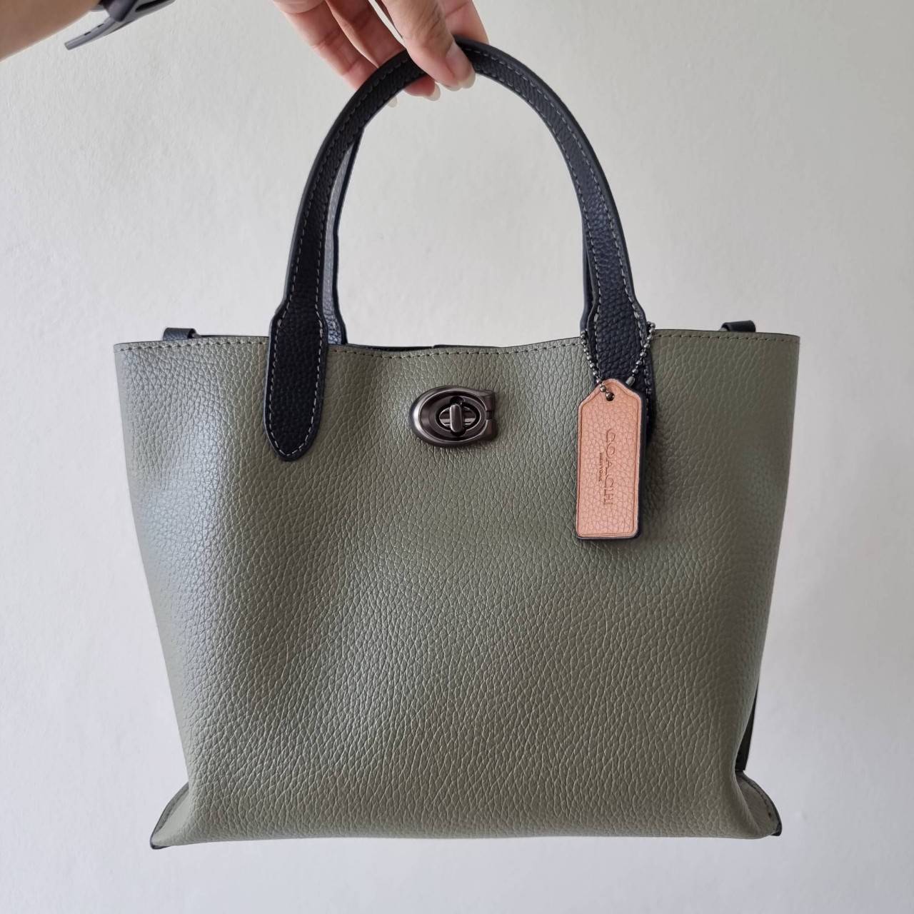 COACH C8561 C8869 WILLOW TOTE 24 IN COLOR BLOCK น้องสาวลุคลูกคุณมาแล้วจ้า กระเป๋าถือ/สะพาย ดีไซน์คัลเลอร์บล็อค ลงตัว เรียบหรู ใบจริงคือผู้ดี๊ผู้ดี ใช่ได้ทุกๆโอกาส วัสดุหนัง pepble อยู่ทรง เปิดปิดด้วยตัวบิดล็อค และอีกฝั่งเป็นกระดุมแม่เหล็ก ภายในโล่งกว้าง ใ