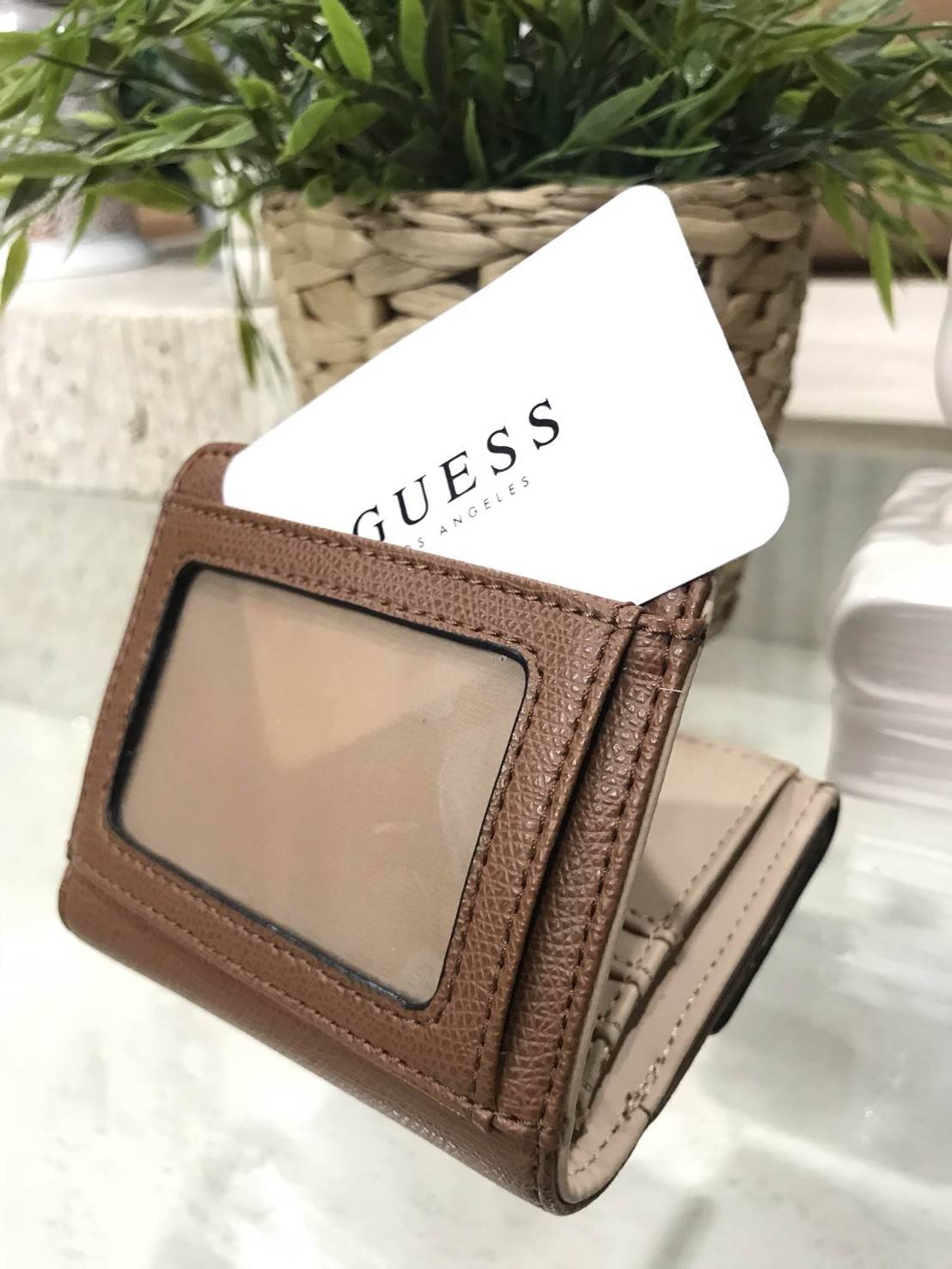 GUESS FACTORY WOMEN'S SHORT WALLET New arrival! กระเป๋าสตางค์ใบสั้นรุ่นแนะนำ หนังสวยอยู่ทรง ด้านหน้าประดับโลโก้แบรนด์ ภายในมีช่องใส่ธนบัตร 2 ช่อง มีช่องใส่รูป, บัตร และช่องใส่เหรียญค่ะ
