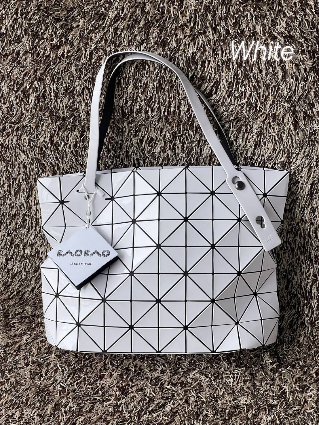 Bao Bao Issey Miyake ROCK MATTE ซีรีส์นี้จะเป็นทรงสี่เหลี่ยมผืนผ้า มีซิปปิดด้านบน ถือเป็นรุ่นที่เหมาะกับการใช้งานในชีวิตประจำวัน สามารถพับมุมและบริเวณด้านล่างของกระเป๋าเพื่อเพิ่มความสะดวกสบายในการใช้งาน ทั้งยังช่วยให้วางกระเป๋าในแนวตั้งได้อีกด้วย แผ่นต่อส