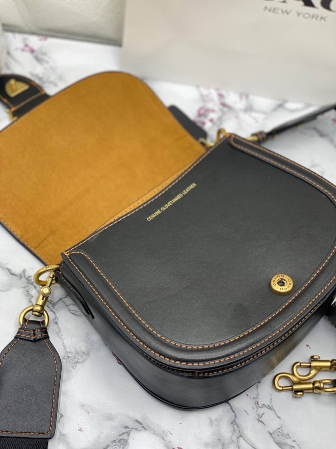 Coach Printed Coated Canvas And Glovetaanned เข้าเพิ่ม 4 แบบ มี 2สาย สายหนังและสายสปอร์ต สุดคุ้มเลยค่าา พร้อมส่งที่ไทยอีกครั้ง ฮอตฮิตไม่เลิกค่ะ ถามหากันเยอะมาก! กระเป๋าสะพายครอสบอดี้ร์ วัสดุหนังแท้ชั้นดีที่สุด! หนังสวย บวกกับอะไหล่แบรนด์ที่ดูเด่นคลาสสิคตร