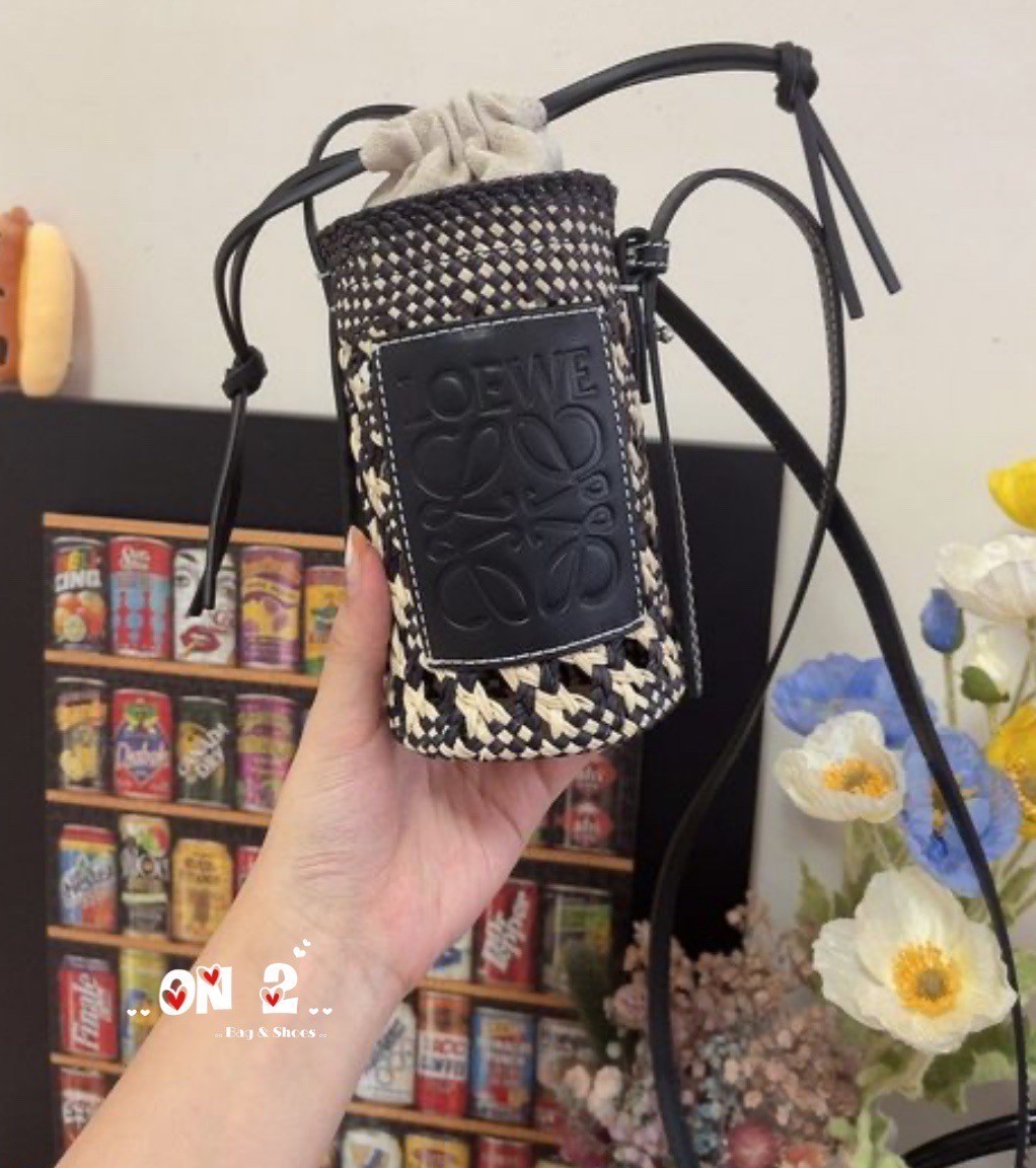 LOEWE Cylinder Pocket in iraca palm and calfskin กระเป๋าสาน สไตล์มินิมอล ไซส์มินิตะมุตะมิ น่ารักไม่ไหว แล้วคือดีต่อใจ แมทช์ง่ายใช้ได้กับทุกลุคค่ะบอกเลย