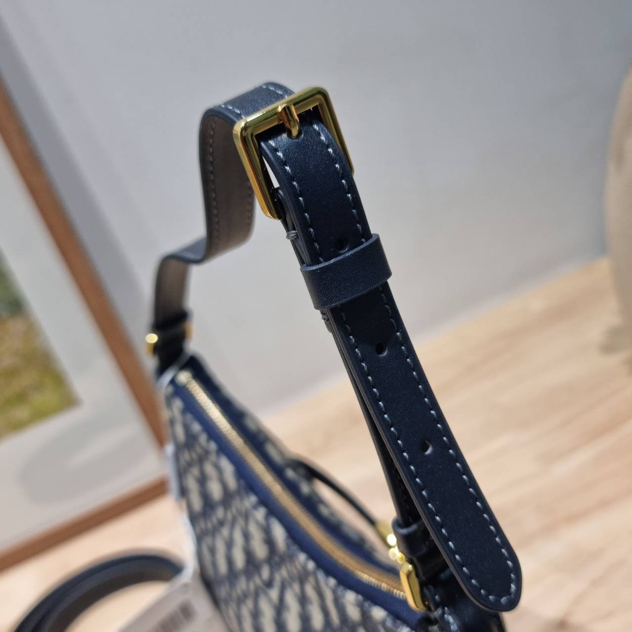 DIOR 30 MONTAIGNE CIGALE MINI BAG ใหม่ล่าสุด กับกระเป๋าสะพายโฮโบมินิไซส์ ที่ไม่ได้เล็กอย่างที่คิด เพราะใบนี้สามารถใส่ของสำคัญได้ครบ ดีไซน์สวยคลาสสิค เรียบแต่โก้ น้อยแต่หรูหรา ใช้งานด้วยซิปรูดใช้งานง่าย