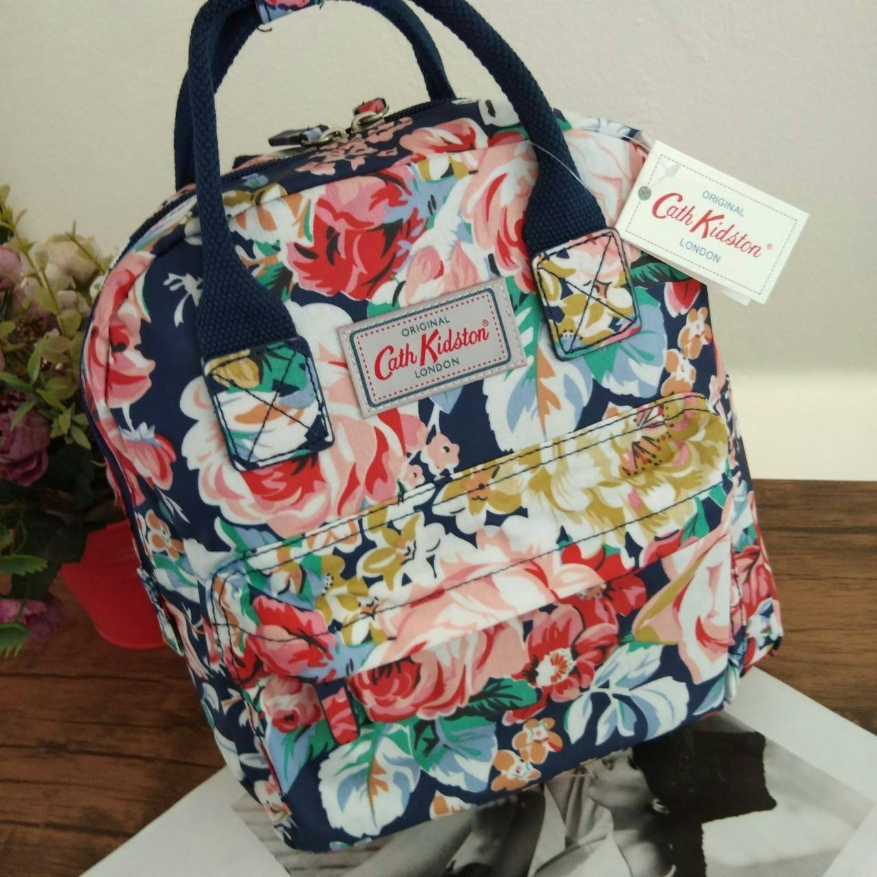 Cath Kidston Mini Backpack Bag กระเป๋าเป้ size mini สไตล์ Vintage สุดฮิต วัสดุ Canvas เคลือบ ทนทาน ดูแลรักษาง่าย มีหูหิ้ว ด้านหน้ามีช่องซิป เปิดปิดกระเป๋าด้วยซิป ภายในมีช่องซิปเล็ก ใน่กระเป๋าสตางค์ใบยาวได้ ใบนี้จะถือหรือสะพายก็ดูดีค่ะ
