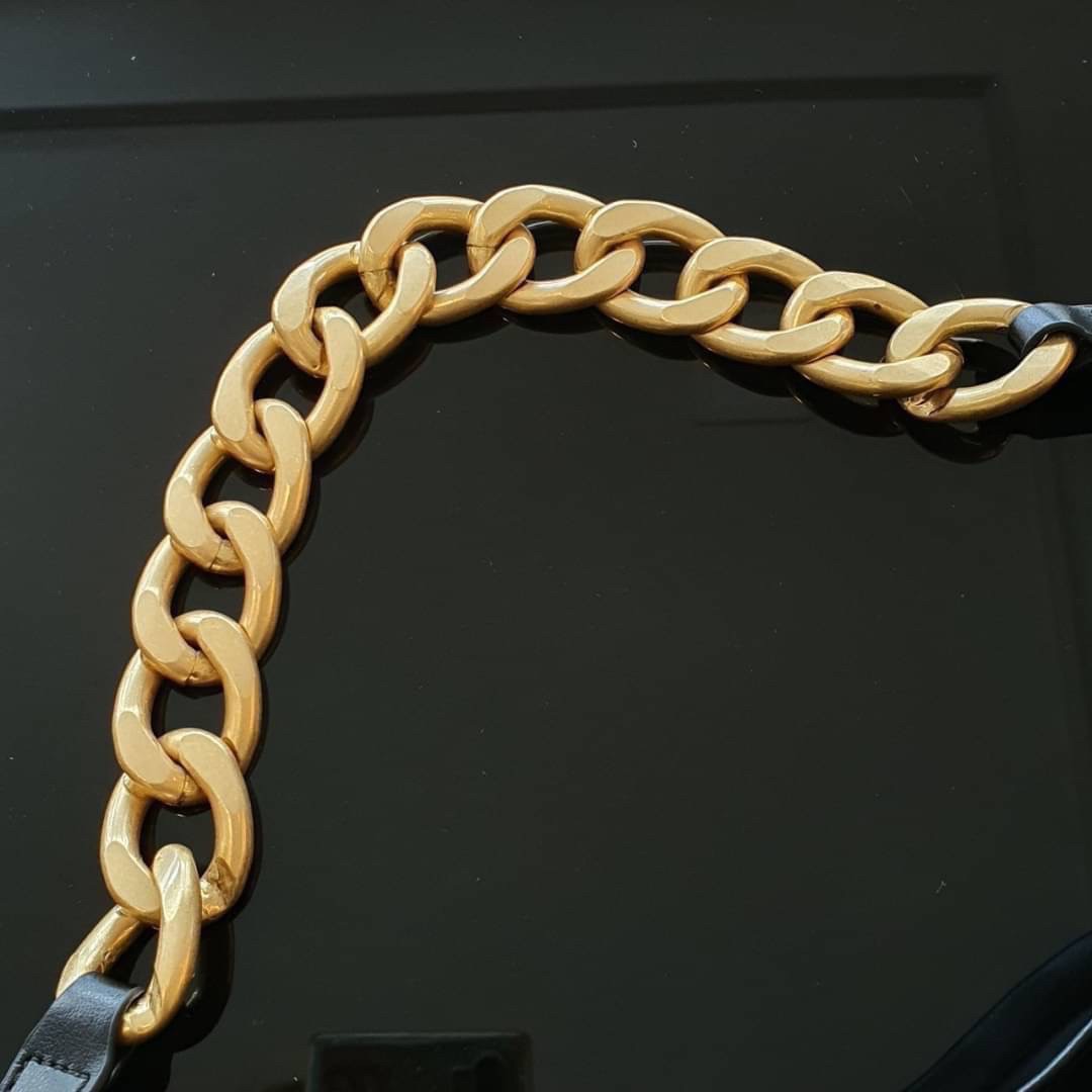 Chanel Hobo Bag รุ่นใหม่ล่าสุด ทรงที่สาวๆรอคอย CHANEL LEATHER TOTE BAG ทรงสวยเรียบหรู เนื้อหนาดีมาก อะไหล่ทองวินเทจ ประดับโลโก้แบรนด์สุดหรู