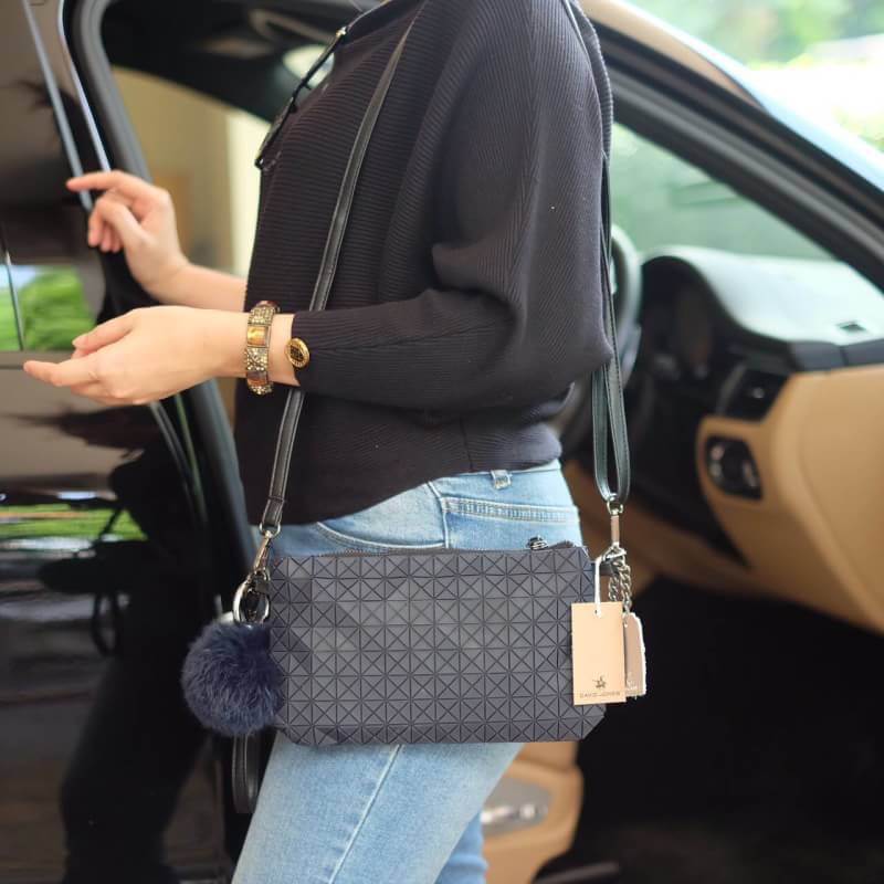 เอาใจสาวๆ ที่ต้องการหากระเป๋าสะพายข้างใบเล็กๆเบาๆ สะพาย cross body สวย สะพายจบในใบเดียว แนะนำใบนี้เลยค่า ตัวกระเป๋าสีดำ อะไหล่ดำ เรียบหรูมากคะ จากแบรนด์ David Jones ตัวกระเป๋าสะพาย ปรับเก็บสายถือเป็น clutch bag ได้คะ มีสายคล้องข้อมือ ขนาดกะทัดรัด พร้อมช่อ