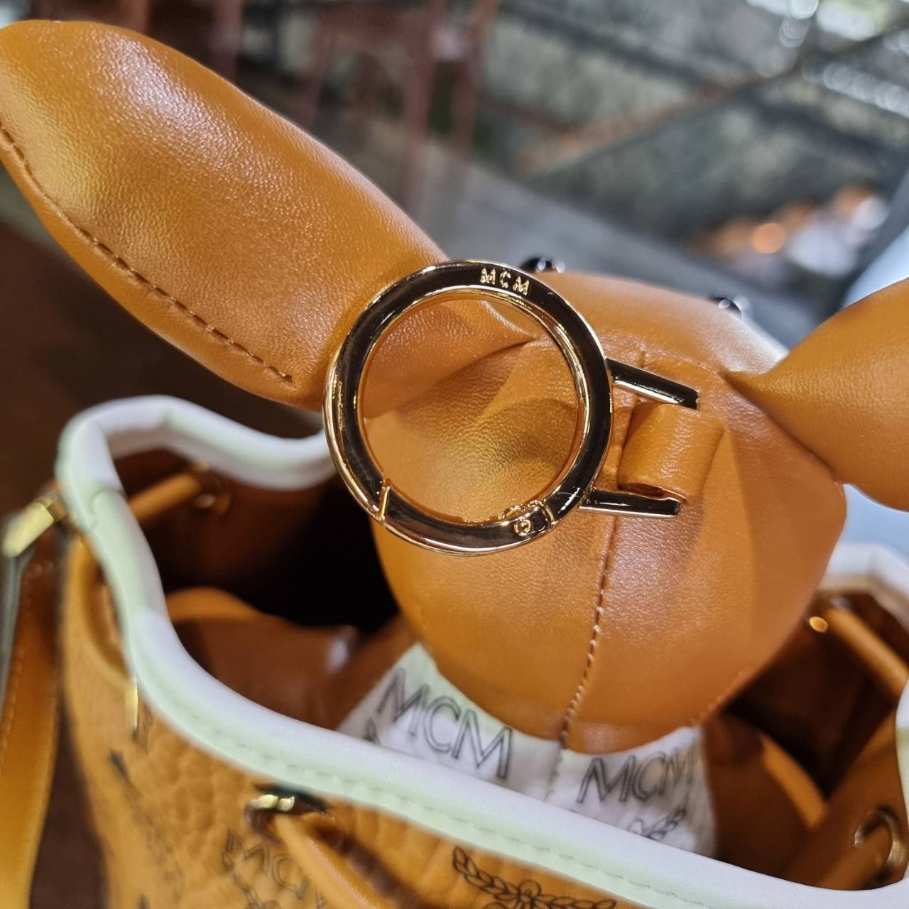 M.C.M ZOO RABBIT DRAWSTRING BAG IN VISETOS LEATHER MIX คอลเลคชั่นซูมาใหม่ ฮิตหนักมากที่เกาหลีและญี่ปุ่น ไอเท็มสุดคิ้วท์ น้องกระะต่ายโดดเด่น กระเป๋าสะพายทรง bucket ไซส์เล็กขนาดน่ารักน่าใช้ แฟชั่นสไตล์มากใบนี้ ดีไซน์น้องกระต่ายแอบในกระเป๋า และสามารถนำออกมาห