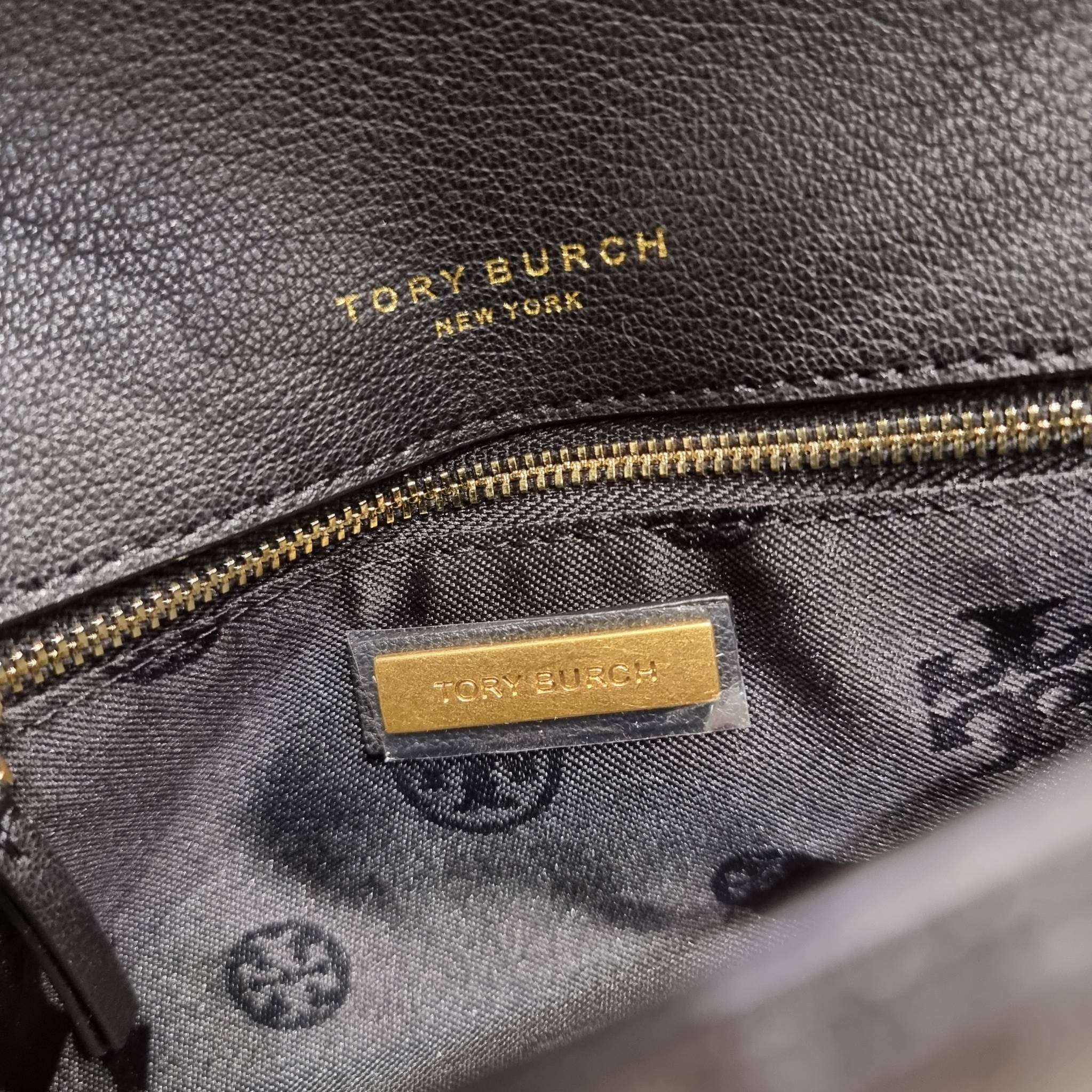 TORY BURCH WILLA MINI SHOULDER BAG ใหม่ล่าสุด พร้อมเสิร์ฟไม่ต้องรอพรีฯ กระเป๋าสะพายดีไซน์เลิศ ทรงสวย กะทัดรัด สะพายคล่องตัว ดีไซน์บุนวม เส้นคมสวยหรู