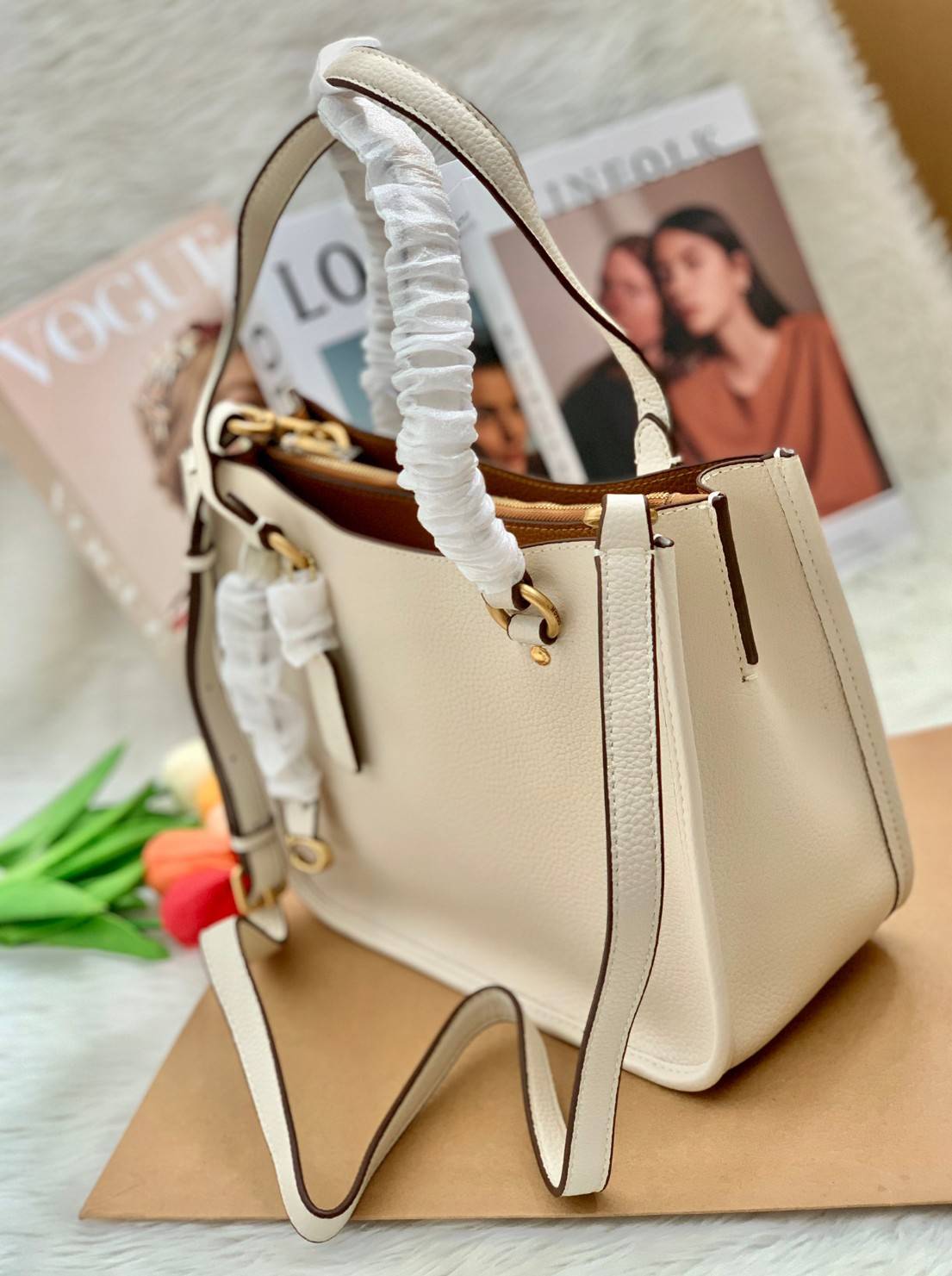 COACH C3889 TYLER CARRYALL 28 IN SIGNATURE CANVAS ((C3460//C3889)) รุ่นยอดฮิตที่สาวๆหลายคนเรียกร้อง กับกระเป๋าถือ/สะพายทรงสวย ที่มาพร้อมสายสะพายไหล่ในตัว และสายครอสบอดี้สำหรับสะพายข้าง ตัวกระเป๋าถูกแบ่งเป็นสัดส่วนสวยงาม มีช่องซิปกลางที่ใหญ่พอสมควร และยังม