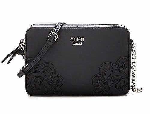 GUESS CROSSBODY/SHOULDER DEVYN BAG 2018 New arrival กระเป๋าสะพายไหล่หรือ crossbody วัสดุหนัง น้ำหนักเบา ด้านหน้างานปักหนังลายดอกไม้เพิ่มดีเทล เปิดปิด กระเป๋าด้วยซิปแบบหนัง+พร้อมลูกกุญห้อย ด้านในโล่ง และมี ช่องซิปหนึ่งช่อง พร้อมช่องใส่นามบัตร 2 ช่องค่ะ ผ้า