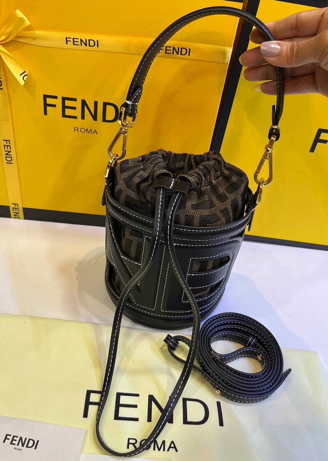 พร้อมส่ง 2 สี FENDI Step Out canvas bucket bag MINI 13cm กระเป๋าสะพายทรงบัคเก็ต ไซส์มินิ เกรดออริ สลับแท้ 1:1 ใช้ต่างประเทศได้