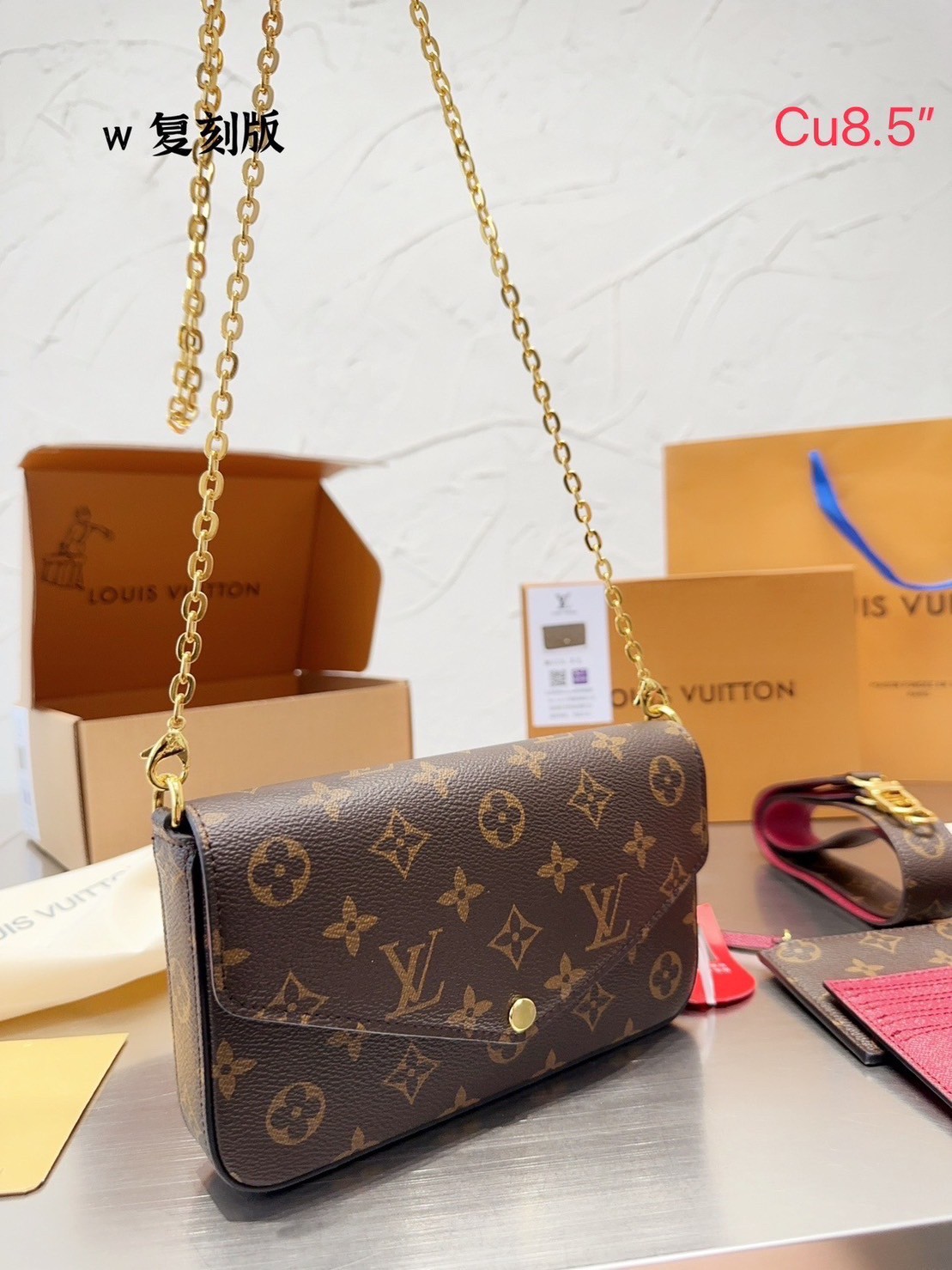LV Felicie Pochette Monogram Bag / LV Felicie Chain wallet กระเป๋าสะพายข้างหรือถือแบบคลัทออกงาน พร้อมสายโซ่ และสายสะพายทรงสปอร์ตสุดคุ้มใช้งานง่าย