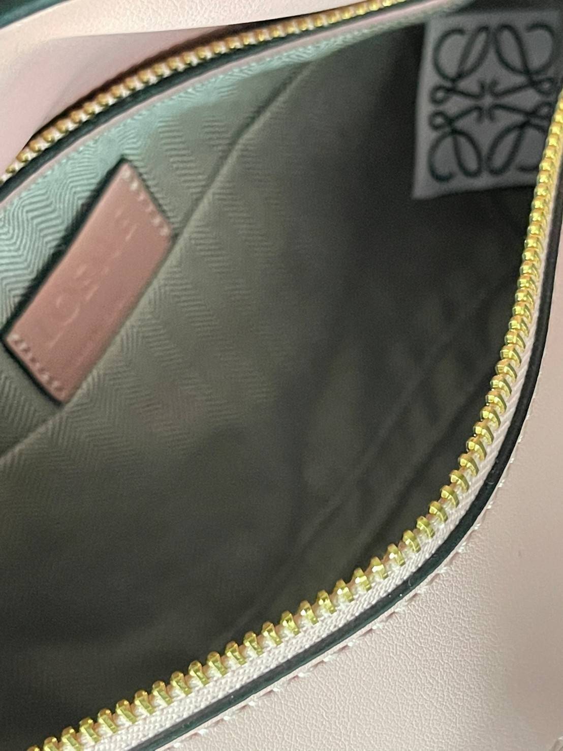 Loewe Puzzle Hobo bag กระเป๋ารุ่น Puzzle มีความพิเศษในหลายด้าน ไม่ว่าจะเป็นรูปทรงที่แปลกใหม่ มินิมอลด้วยโลโก้อนาแกรมแบบประทับ ดูหรู เป็นกระเป๋า Unisex ที่ไม่ว่าคุณจะเป็นผู้หญิงหรือผู้ชายก็ใช้งานได้ ลายกระเป๋าได้มาจากการนำหนังมาเย็บต่อกันทั้งหมด ถึงแม้ว่าข