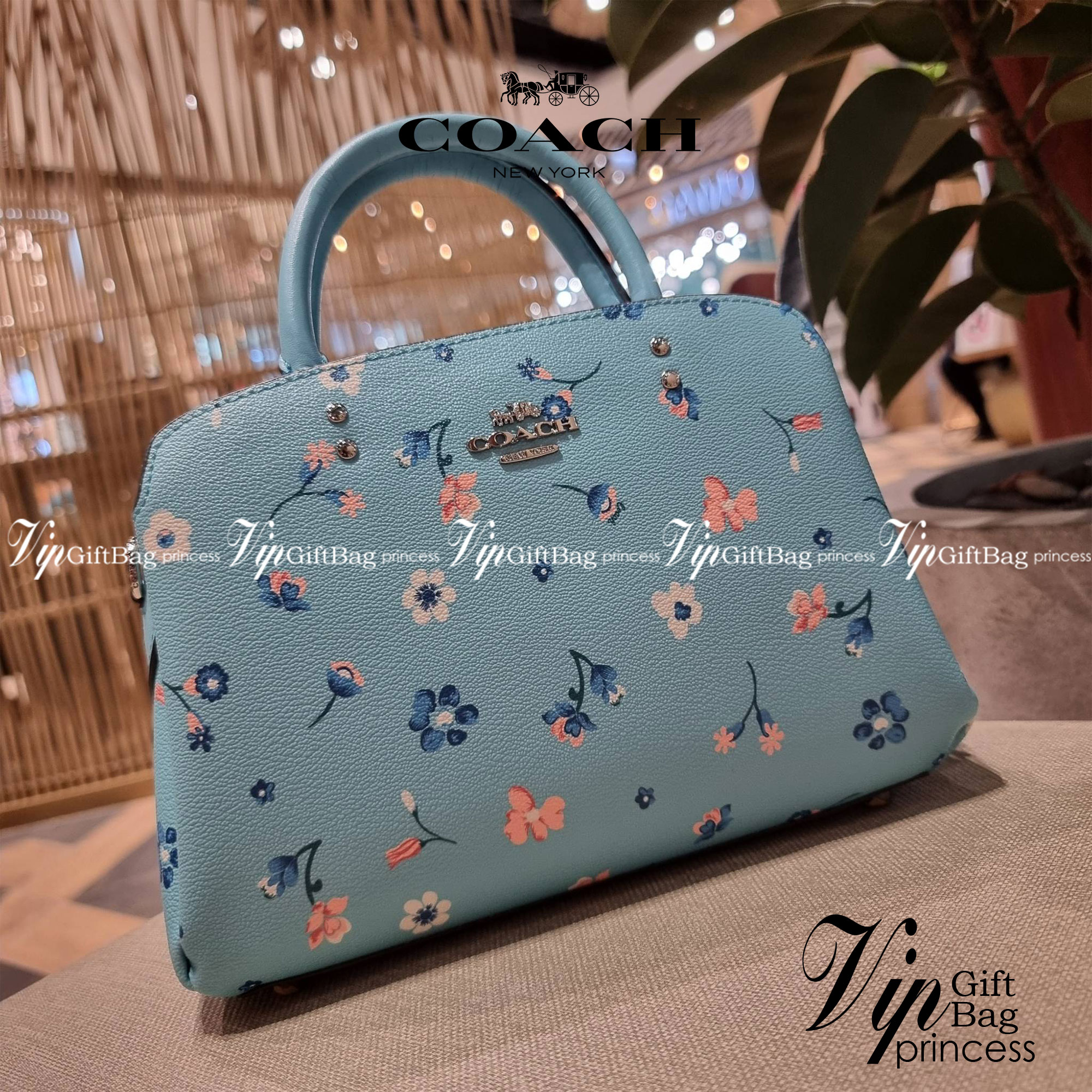 COACH C8216 MINI LILLIE CARRYALL WITH MYSTICAL FLORAL PRINT สีใหม่ล่าสุด กับรุ่นที่สุดของความขายดี คอลยอดฮิตในลวดลายสุดชิค กระเป๋าสะพายทรงสวย ที่ดีไซน์ออกมาให้ใช้งานง่าย สะดวก สวย หรู ดูดี!! วัสดุหนังแคนวาสเคลือบลาย มาพร้อมสายสะพายข้างและหูจับในตัว ถอดออก