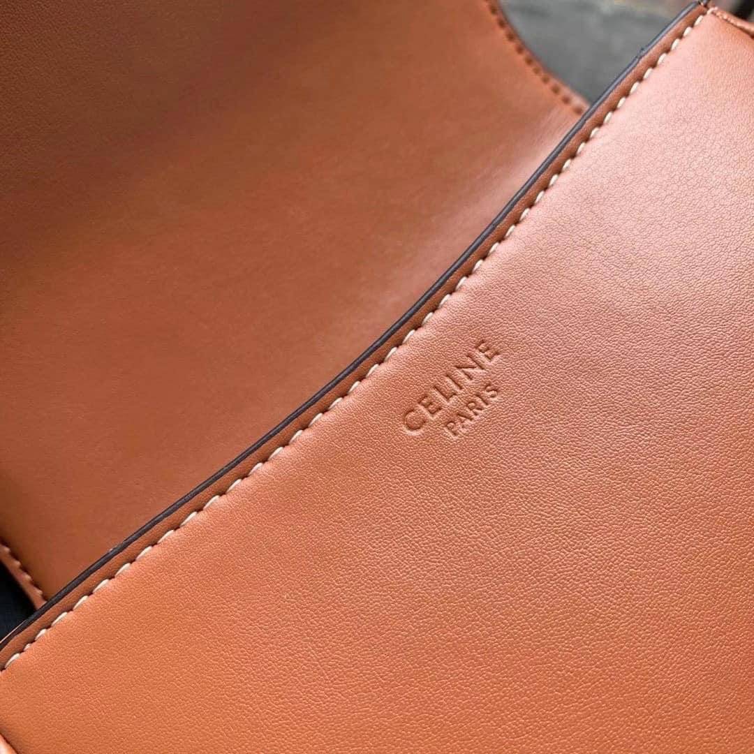 VIP 】หนังแท้ CELINE CROSSBODY BAG CELINE CRECY IN MAILLOM TRIOMPHE JACQUARD AND CAFTSKIN BAG กระเป๋าสะพายทรงสวยหรูอยู่ทรงเปิดปิดด้วยฝาปิดกระดุมโลโก้แบรนด์ ภายในโล่ง ขนาดกะทัดรัด น่ารัก สายสะพายหนังยาวปรับระดับได้จะสะพายไหล่หรือ CROSSBODY ก็ดูดี ตัวจริงสวย