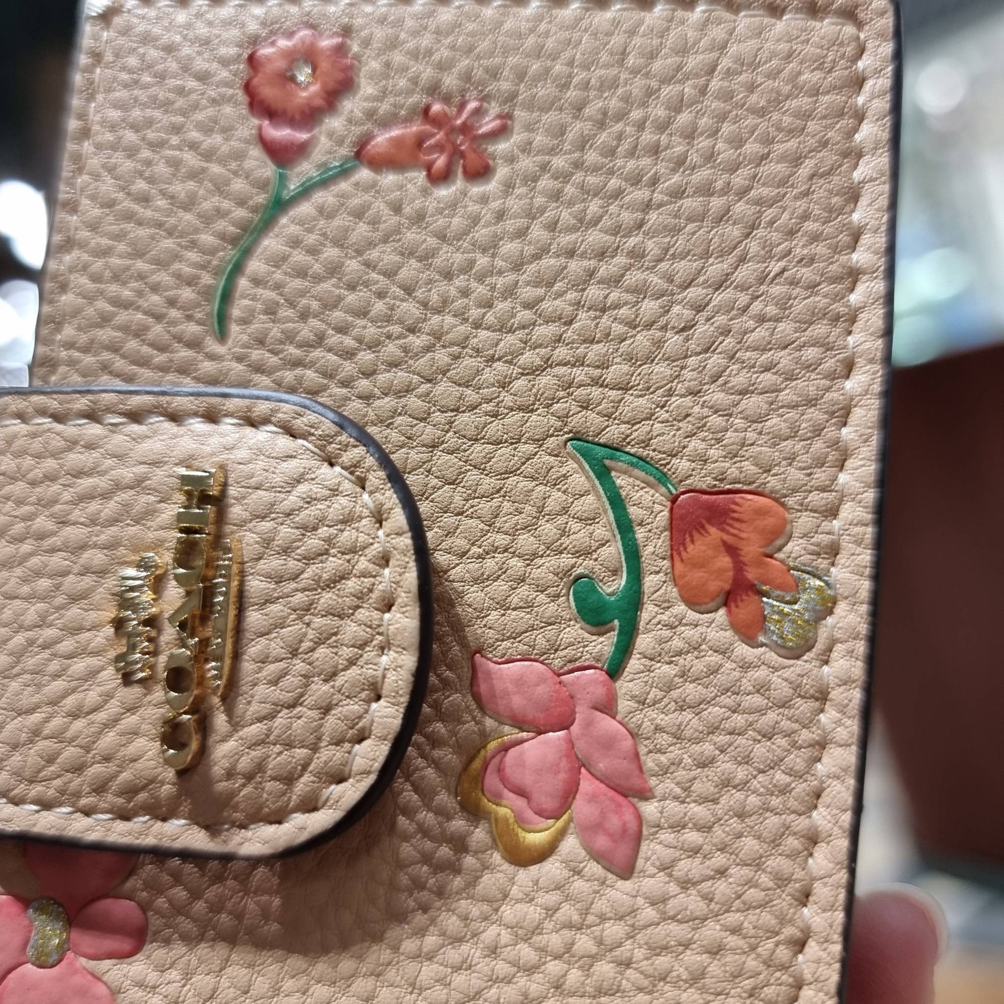 COACH C8325 ACCORDION CARD CASE WITH DREAMY LAND FLORAL PRINT ไอเท็มที่ทำใจฟูจัดเลยจ้า กับกระเป๋าถนอมบัตร ที่สาวๆตามหา ดีไซน์ลวดลายน่ารักมากๆ ขนาดกะทัดรัด พกพาสะดวก วัสดุหนัง pepble ภายในเป็นช่องใส่บัตรได้หลายใบ เหมาะมากสำหรับใครที่มองหากระเป๋าแบ่งสัดส่วน