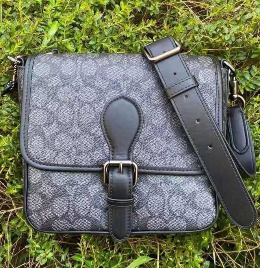 Coach Frankie Crossbody In Signature Canvas Leather Bag Sling CD877 กระเป๋าสไตล์แฮนด์ฟรีที่จัดระเบียบอย่างดีสำหรับการเดินทางหรือที่ทำงาน Frankie Crossbody ขนาดกะทัดรัดถือทุกสิ่งที่จำเป็นด้วยพื้นที่สำหรับโทรศัพท์ กระเป๋าสตางค์ กุญแจและอีกมากมาย ผลิตจากผ้าแ