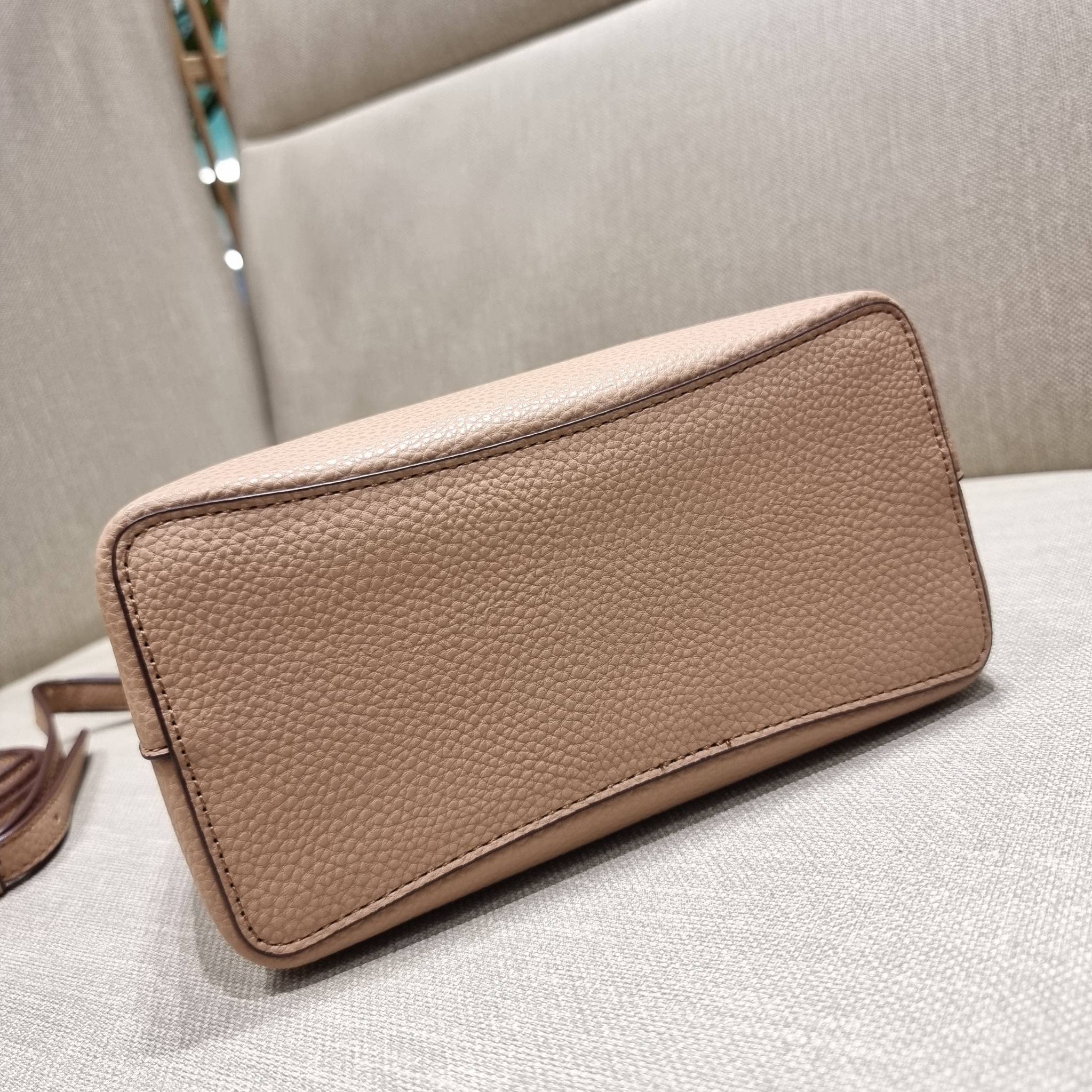 COACH 1011 SMALL TOWN BUCKET BAG รุ่นยอดนิยมใบเล็ก กระเป๋าทรงบัคเก็ต สีคลาสสิคเรียบหรู ตัดกับโลโก้สีทองดูโดดเด่น วัสดุหนัง pepble สวยคมทุกมุมจริงๆ!! เปิด-ปิดด้วยกระดุมแม่เหล็กทั้ง 2 ฝั่ง ภายในเป็นช่องโล่ง มาพร้อมสายสะพายปรับได้ตามตัว ขนาดใบนี้กำลังสวย สะพ