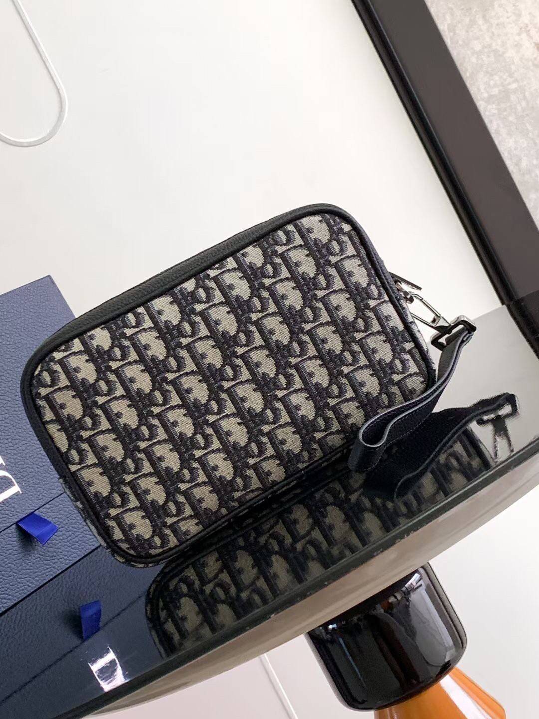 DIOR TOILETRY BAG Oblique Jacquard / Dior Toiletry Handbag พร้อมส่ง กระเป๋าถือมีสายคล้องมือ สวยหรูหราเป็นเอกลักษณ์แบรนด์ **สินค้าเกรดท็อปออริจินอล 1:1 สลับแท้ เกรดดีสุด ใช้งานต่างประเทศได้