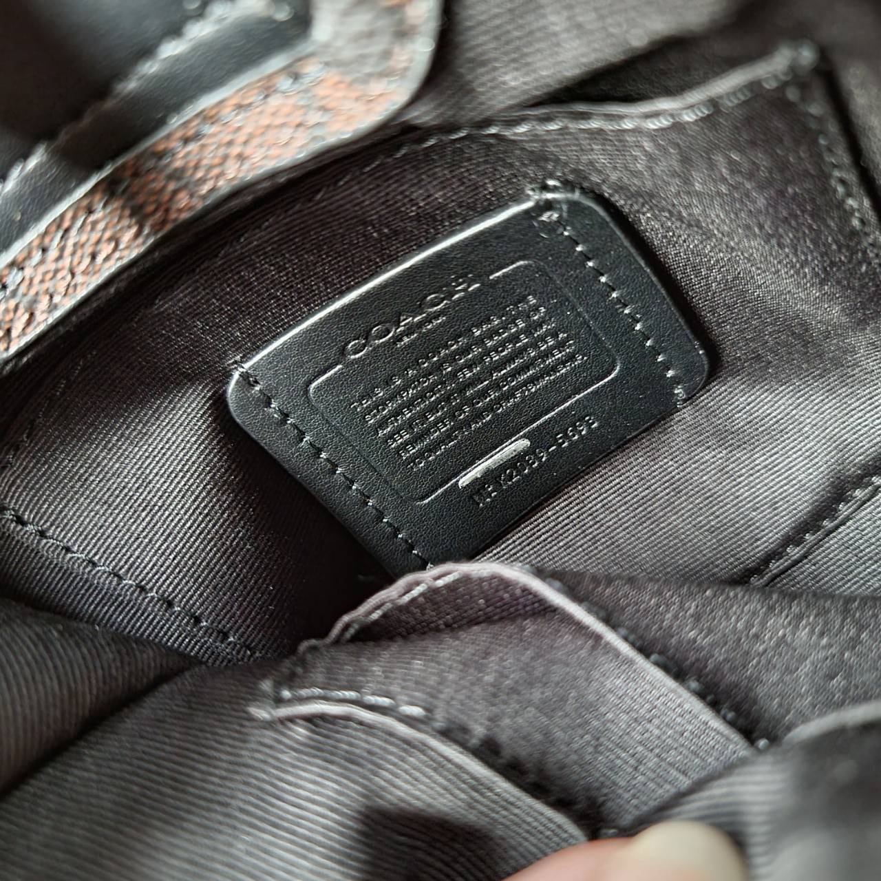 COACH MINI CALLY CROSSBODY IN SIGNATURE ((3599, 2184, 5693, 2134, 2183)) พร้อมส่งที่ไทยทันที! กระเป๋าสะพายครอสบอดี้ร์ กระเป๋าครอสบอดี้โท้ทมินิไซส์ รุ่นใหม่สุดฮอต!! ใบจริงคือน่ารักม้ากกกก!! สวยอยู่ทรง น่ารักน่าใช้ ทรงTote ปากกระเป๋าเปิดปิดแบบแม่เหล็ก ภายใน