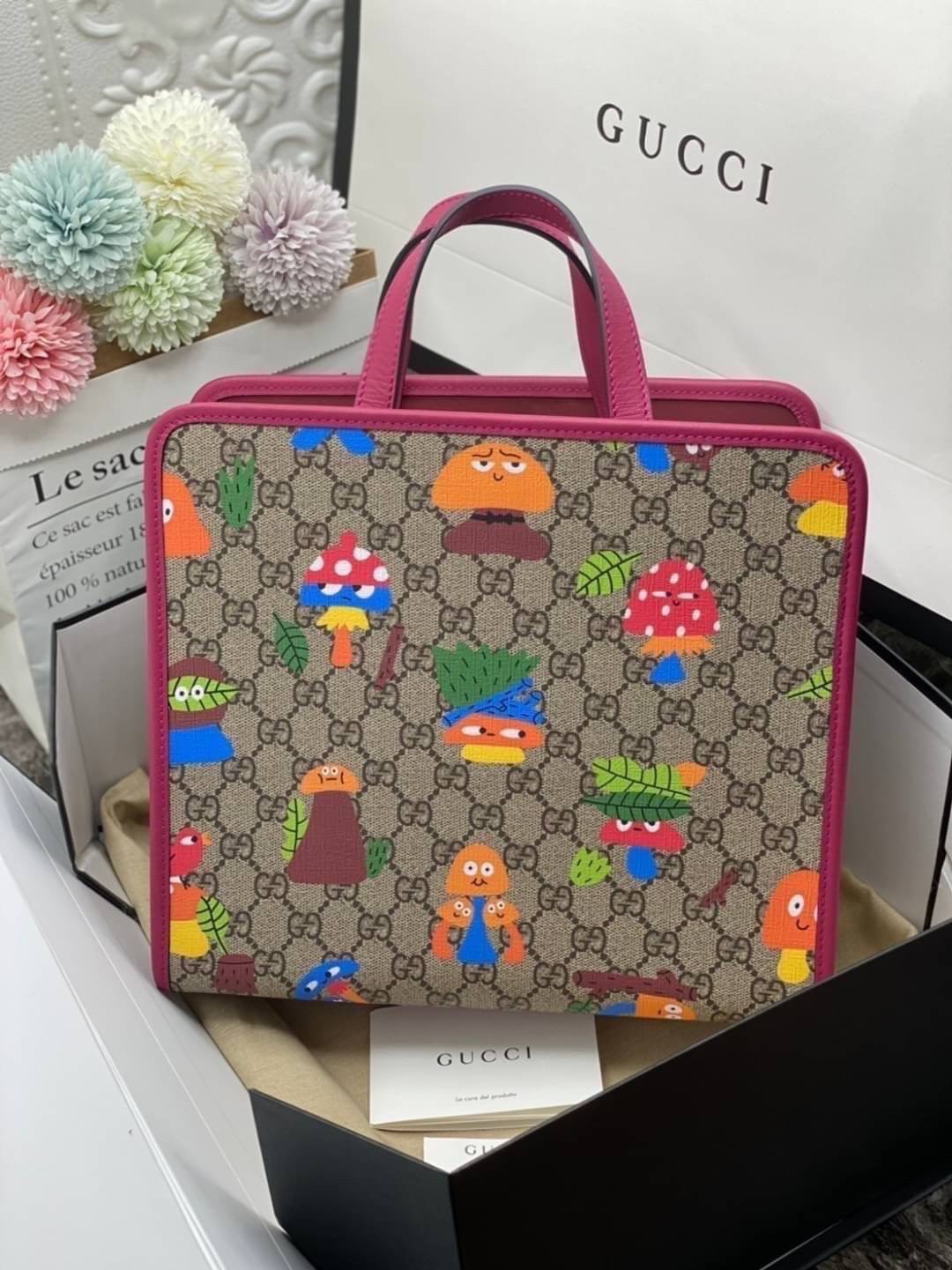 Ori GUCCI Children's tote bag GG kids ที่สุดของความน่ารัก ลิมิเต็ดแบบไม่มีเอาท์ สาวๆสายหวานไม่ควรพลาดด้วยประการทั้งปวงเลยค่าา หนังแท้เกรดดีที่สุด พิมพ์ลายแบรนด์รอบใบเทคเจอร์สวยอยู่ทรง ภายในมีโลโก้กว้างและจุสุดๆใส่สัมภาระได้เยอะ ภาพถ่ายจ