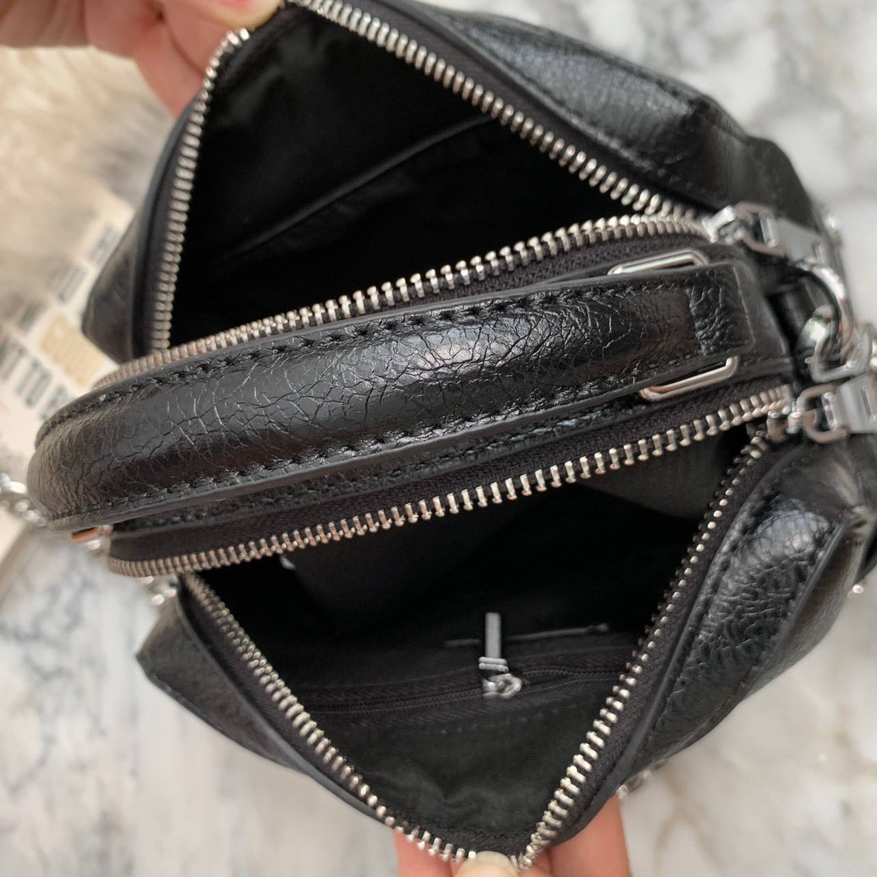 New in KEEP ' Baleny' กระเป๋าทรงหมอนที่ดีไซน์ออกมาสุด Chic สวยแบบไม่จำเจ ขนาดมินิกะลังดี หนัง ลายเอกลักษณ์ ตัดกับอะไหล่เงินได้ ลุคคูลๆ แต่งชุดไหนก้อ แมทช์แน่นอนค่า ปากกระเป๋ามีช่องซิป 2 ด้านแบ่งเก็บของได้สะดวกมากมีซิปปิดอย่างดี หางซิป 2 ทาง รูดใ