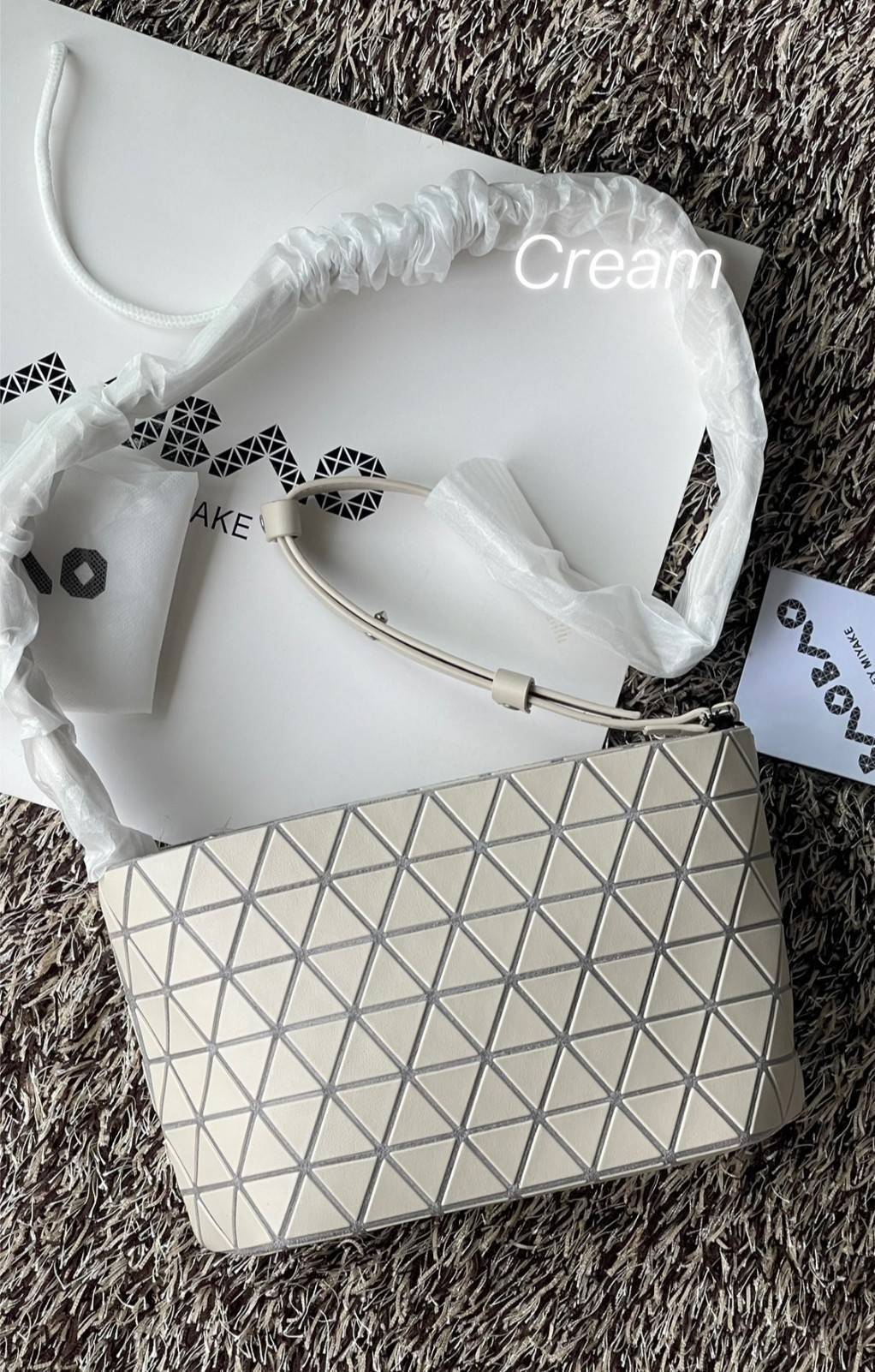 BAO BAO ISSEY MIYAKE Crystal Shoulder Bag งานดีไซน์ที่ดูเรียบง่ายทั้งรูปแบบการใช้งาน มีช่องเปิดปิดแบบซิปเพื่อให้คุณพกพาของมีค่าได้อย่างสบายใจป้องกันสิ่งของตกหล่น