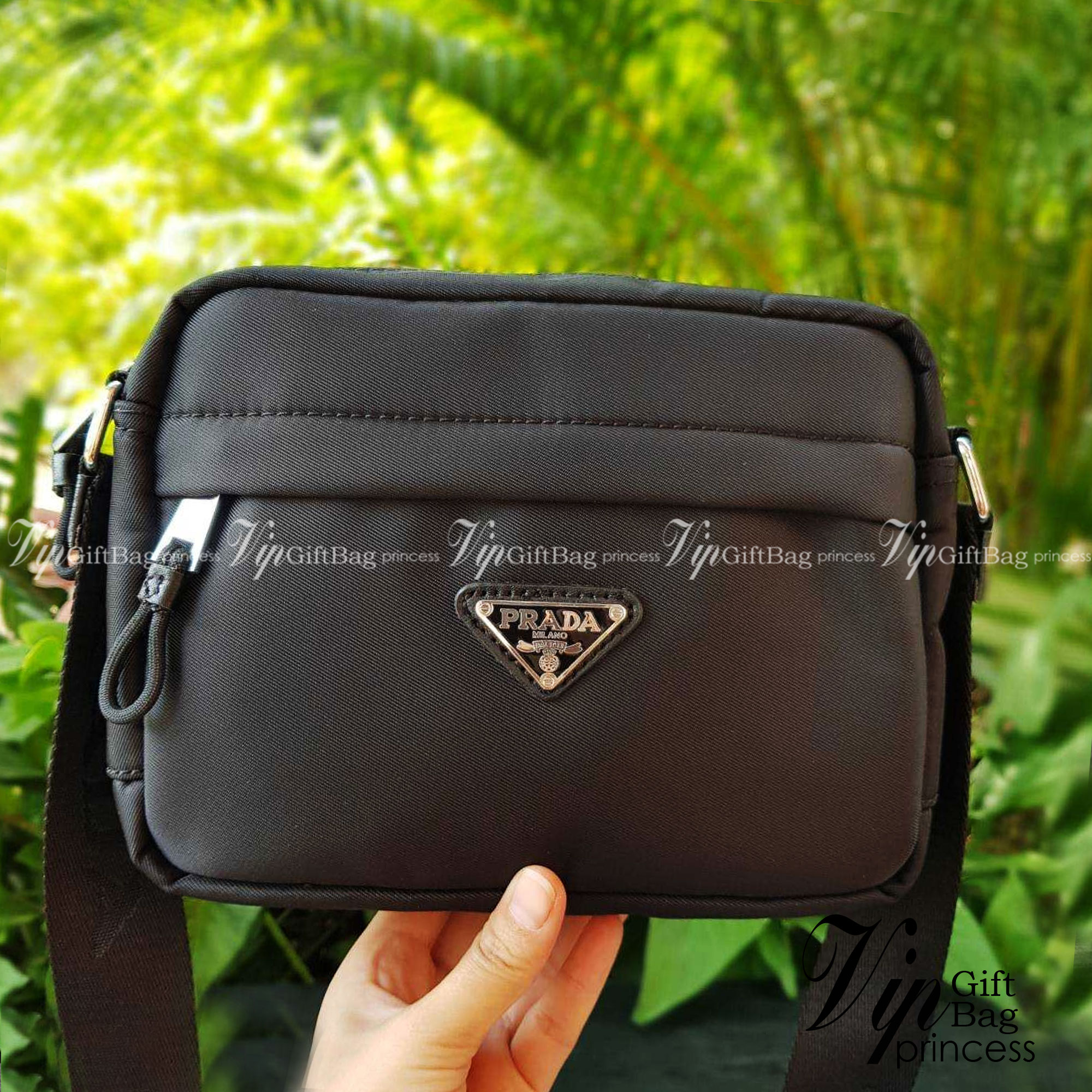 PRADA RE-NYLON MESSENGER BAG BLACK กระเป๋าสะพายทรง Messenger รุ่น Unisex ขนาดกำลังดี ดีไซน์เรียบ แต่หรูหรา สไตล์ Prada สายสะพายยาวปรับระดับได้ สามารถสะพายไหล่ และครอสบอดี้
