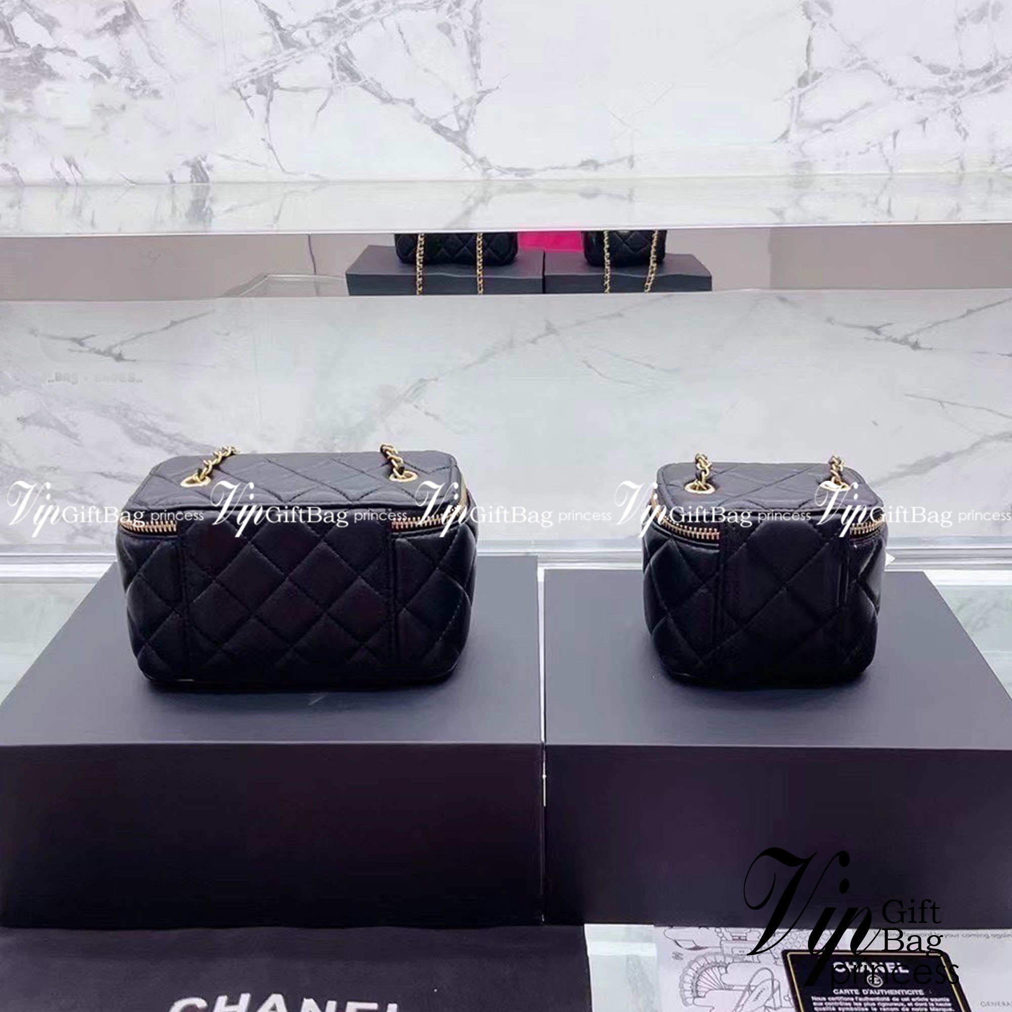 CHANEL Pearl Crush Vanity Case With Classic Chain / Chanel Vanity crossbody bag ฮอตสุด น่ารักสุด กระเป๋าทรงกล่องใบเล็กน่ารัก มี 2 ขนาด งานหนังสวย ตอบโจทย์และครองใจสาวๆ ได้อย่างแท้จริง ดีไซน์เรียบหรู มาพร้อมโลโก้อะไหล่ทองเพิ่มความโดดเด่น เป็นอีกรุ่นที่สาวๆ